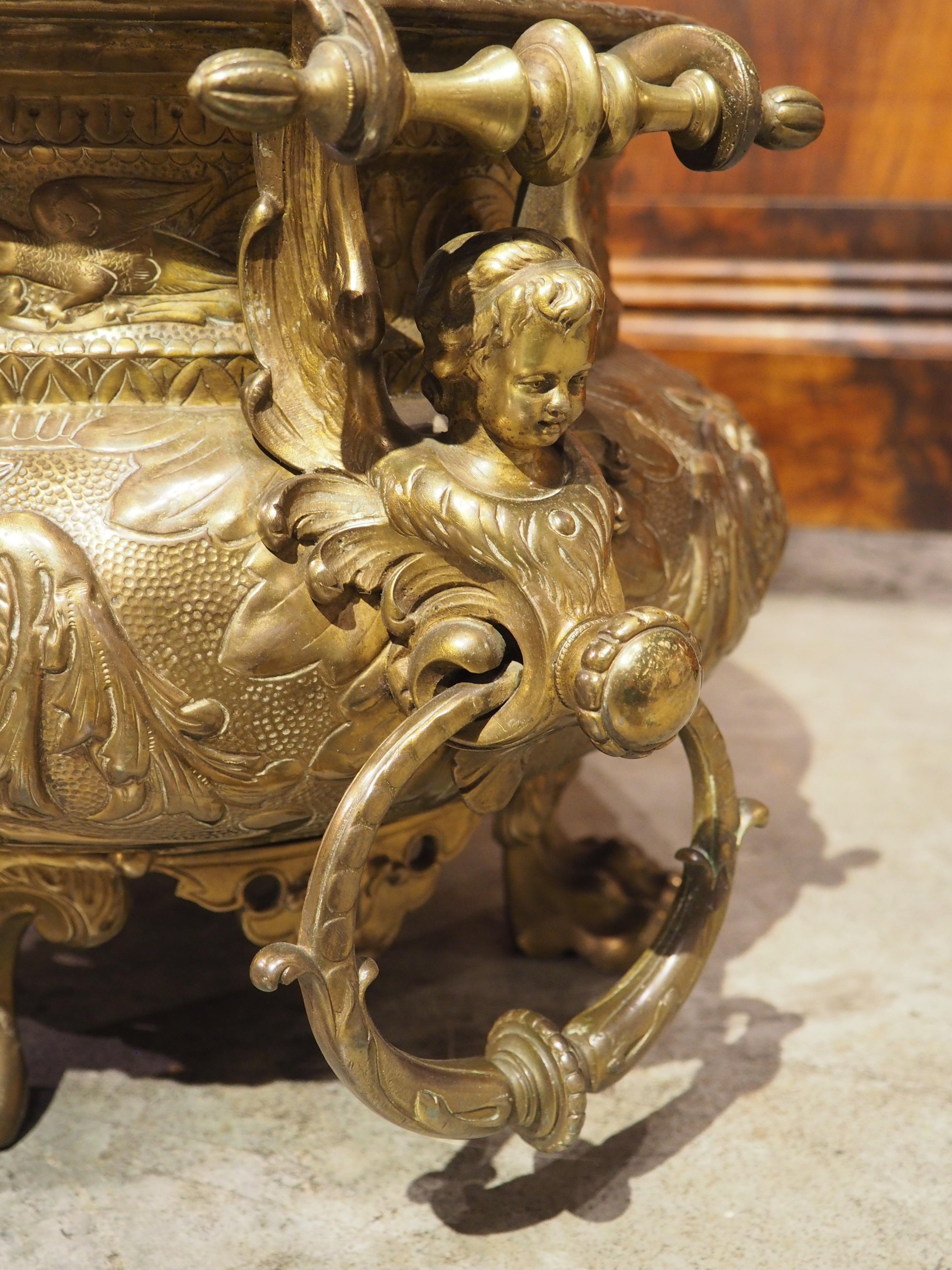 Jardinière française du 19e siècle fortement travaillée avec pieds en pattes et poignées en forme de chérubin en vente 11