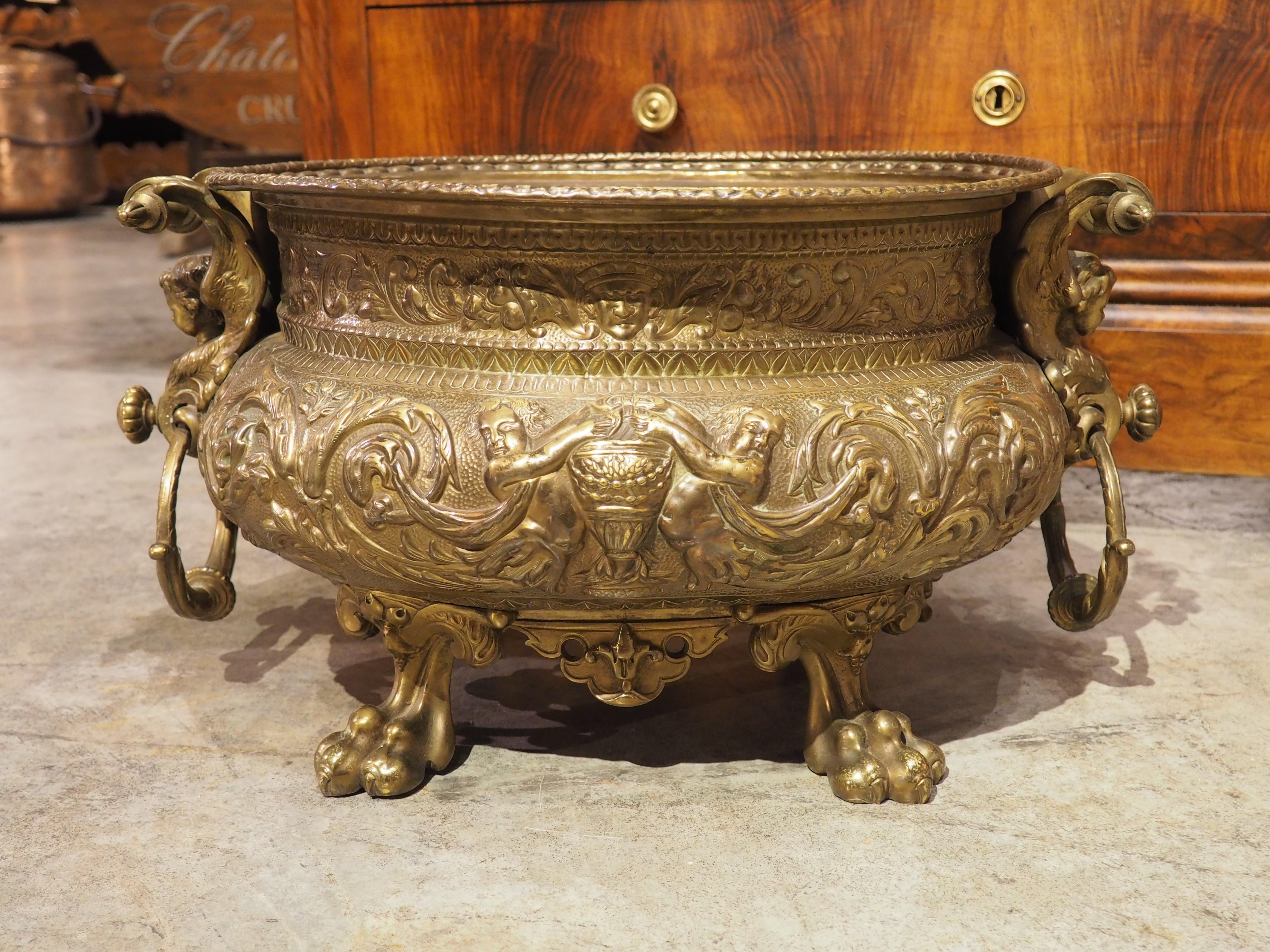 Jardinière française du 19e siècle fortement travaillée avec pieds en pattes et poignées en forme de chérubin en vente 12