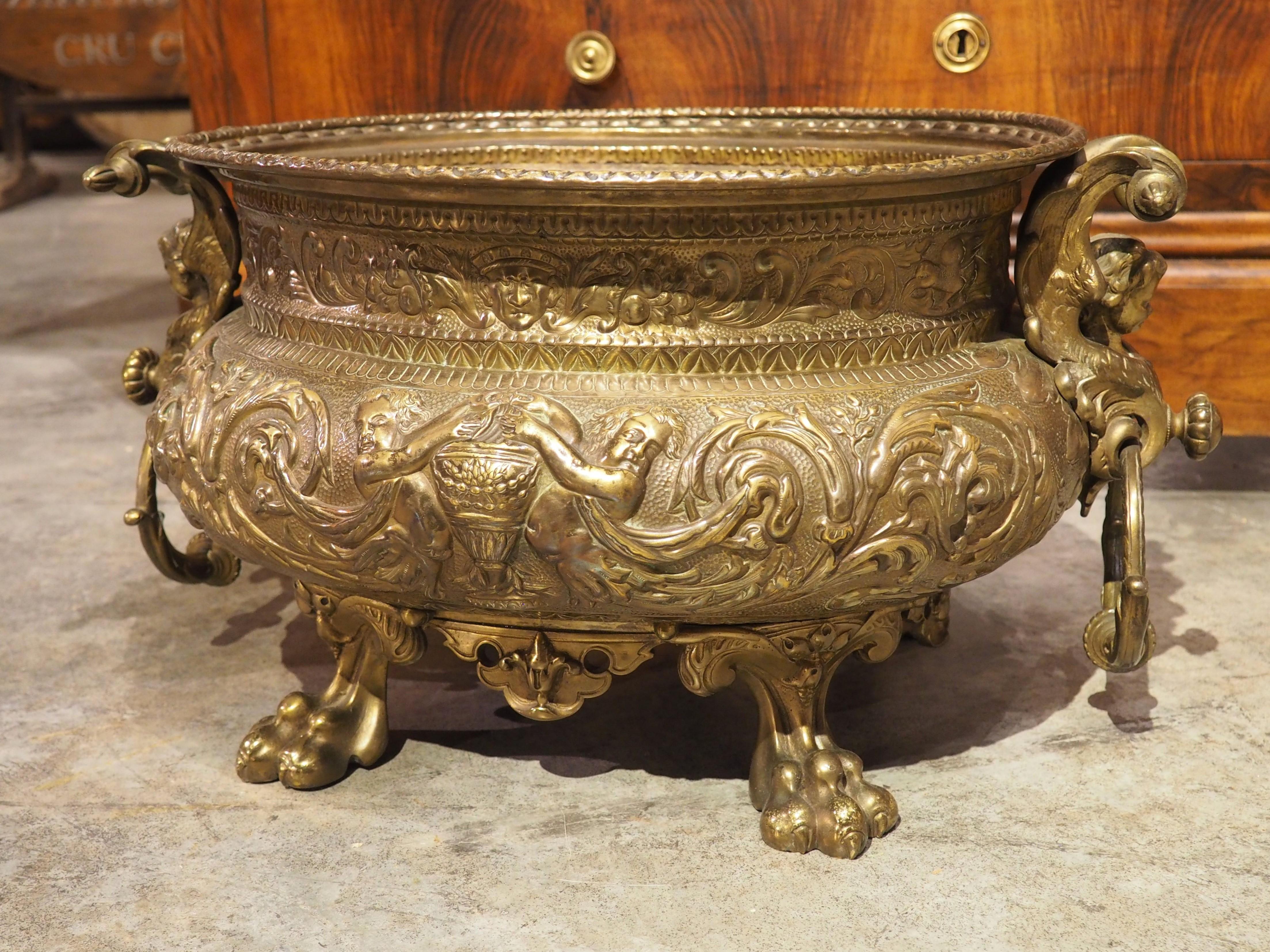 Jardinière française du 19e siècle fortement travaillée avec pieds en pattes et poignées en forme de chérubin en vente 13