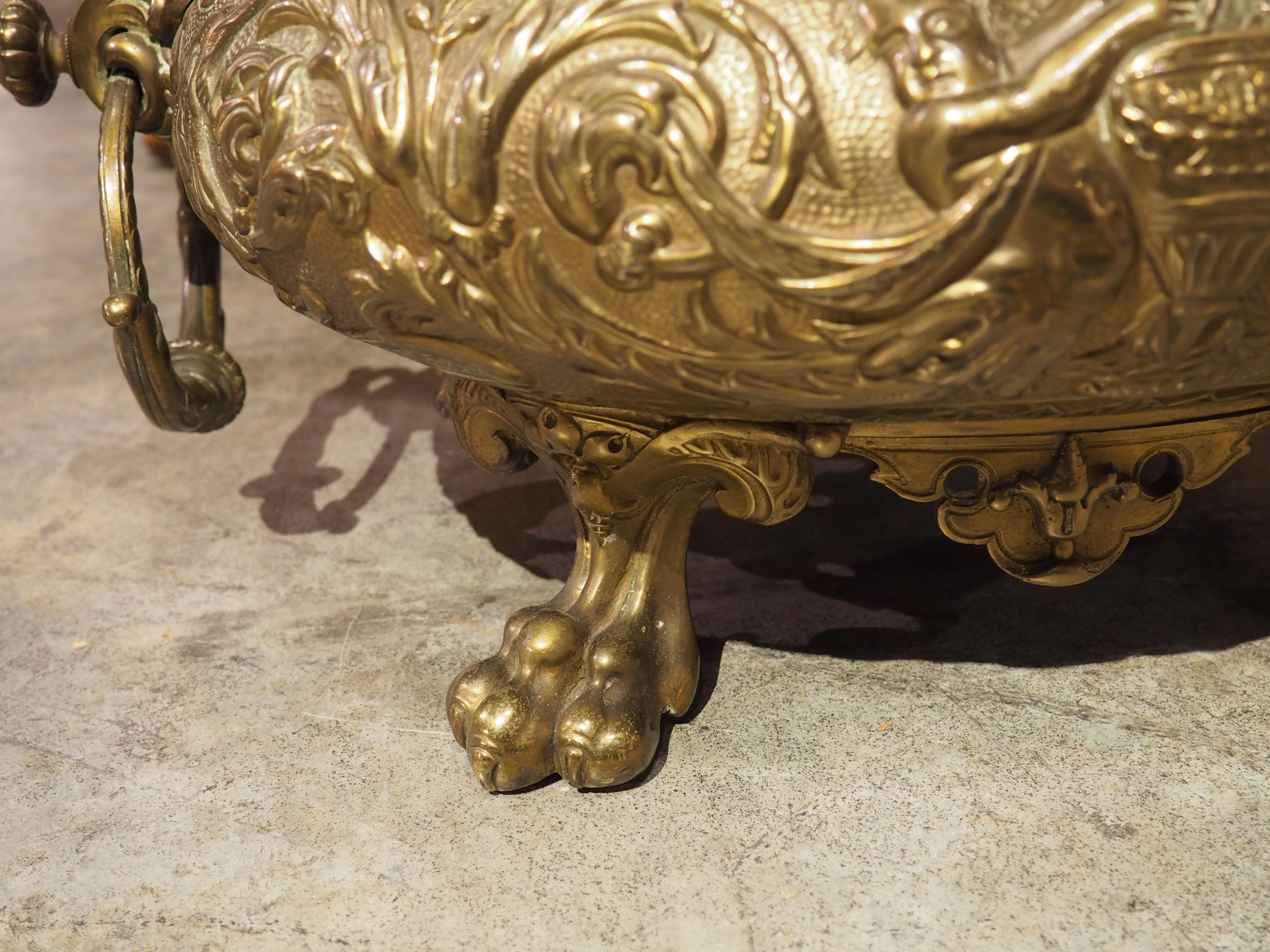 Jardinière française du 19e siècle fortement travaillée avec pieds en pattes et poignées en forme de chérubin Bon état - En vente à Dallas, TX