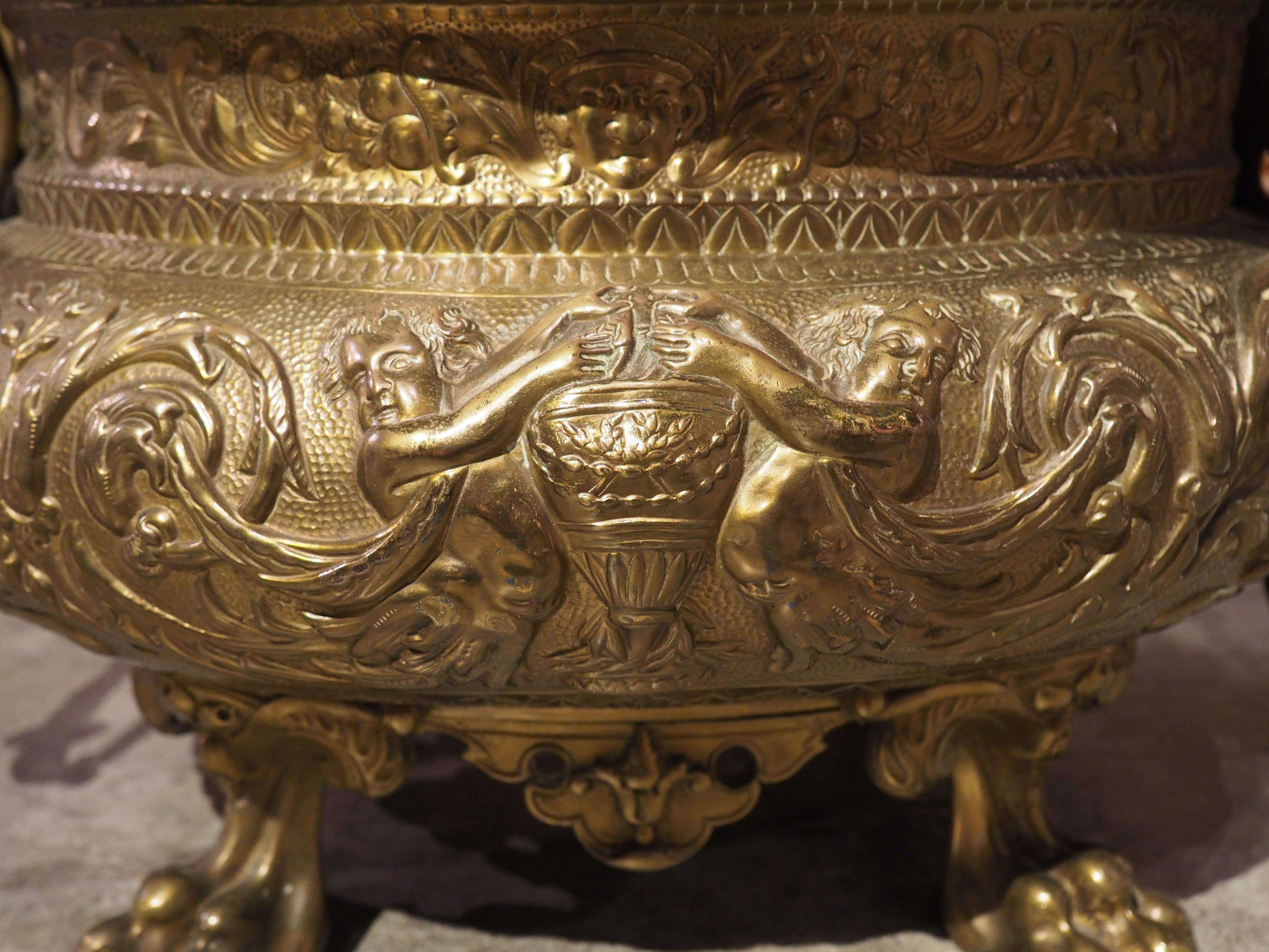 XIXe siècle Jardinière française du 19e siècle fortement travaillée avec pieds en pattes et poignées en forme de chérubin en vente