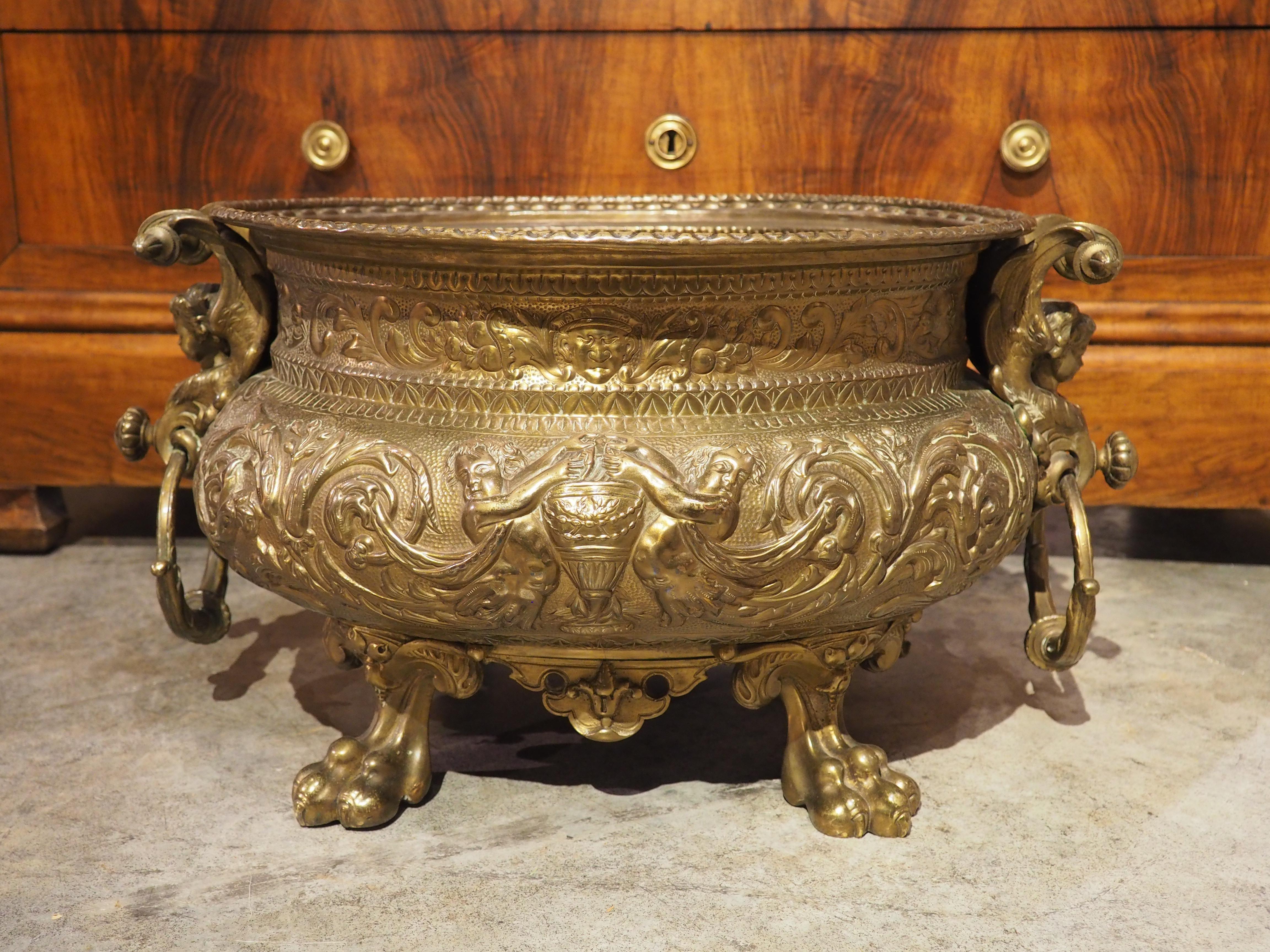 Jardinière française du 19e siècle fortement travaillée avec pieds en pattes et poignées en forme de chérubin en vente 1