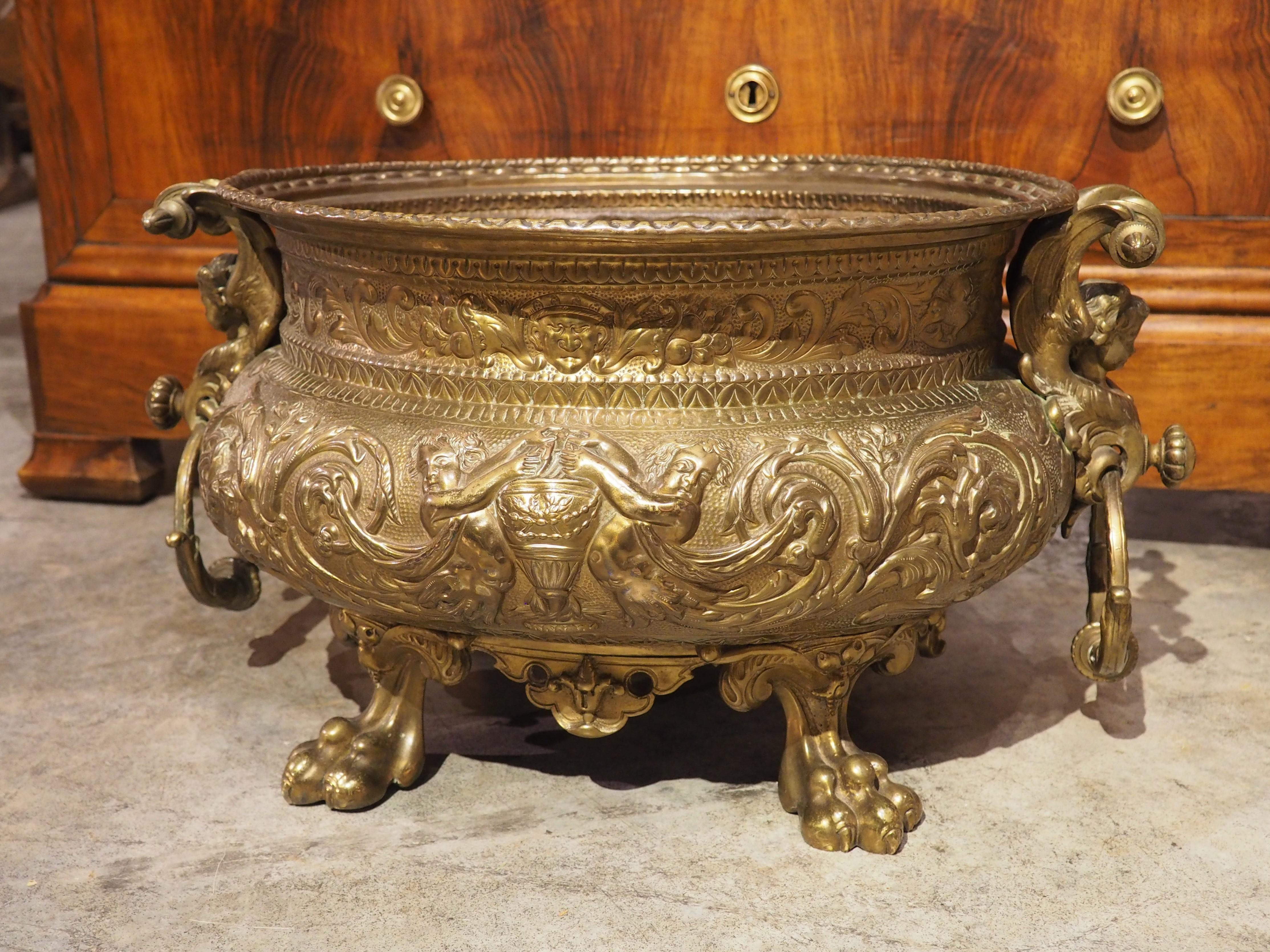 Jardinière française du 19e siècle fortement travaillée avec pieds en pattes et poignées en forme de chérubin en vente 2