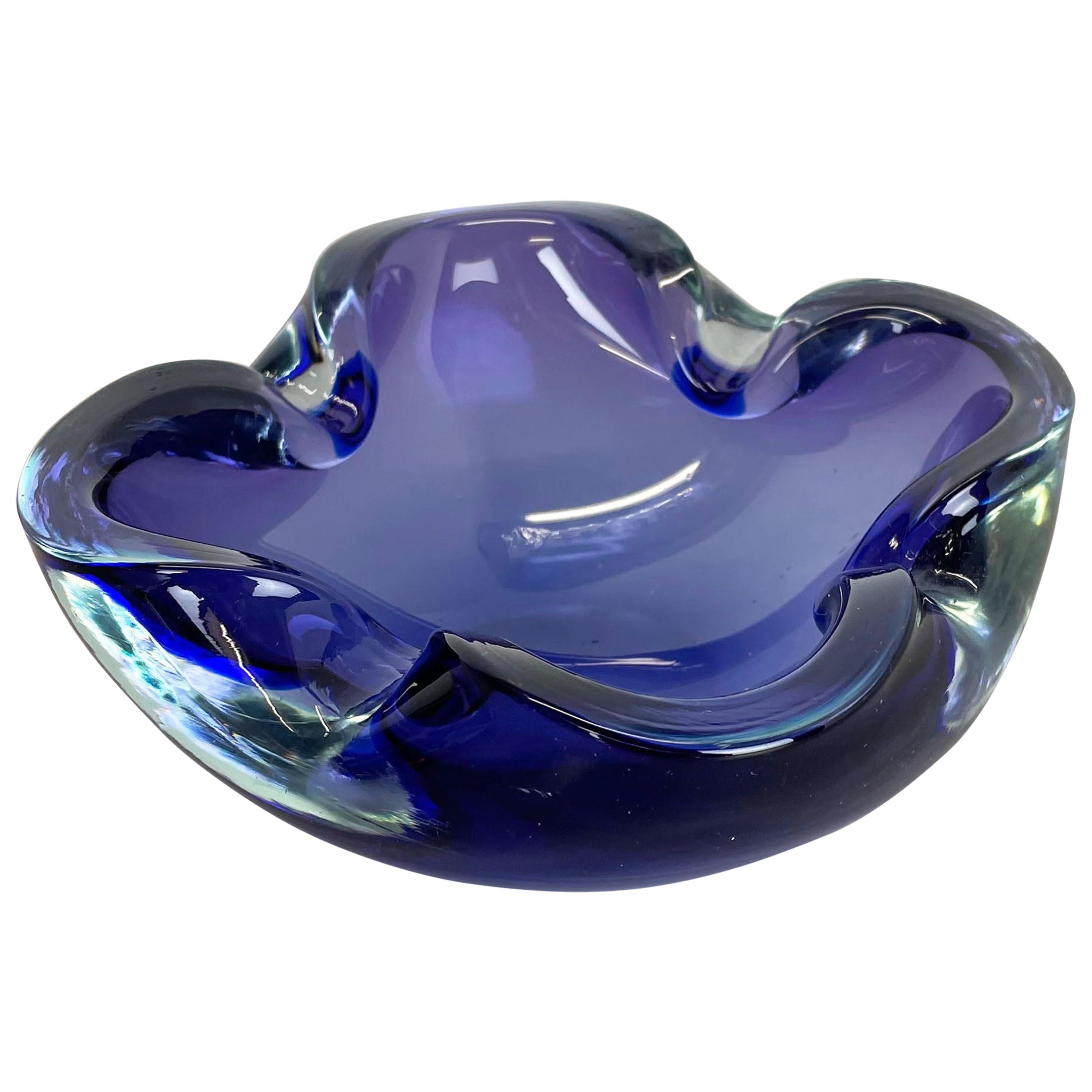 Cendrier lourd en verre de Murano « bleu » de 1,3 kg avec éléments en coquillage Murano, Italie, 1970