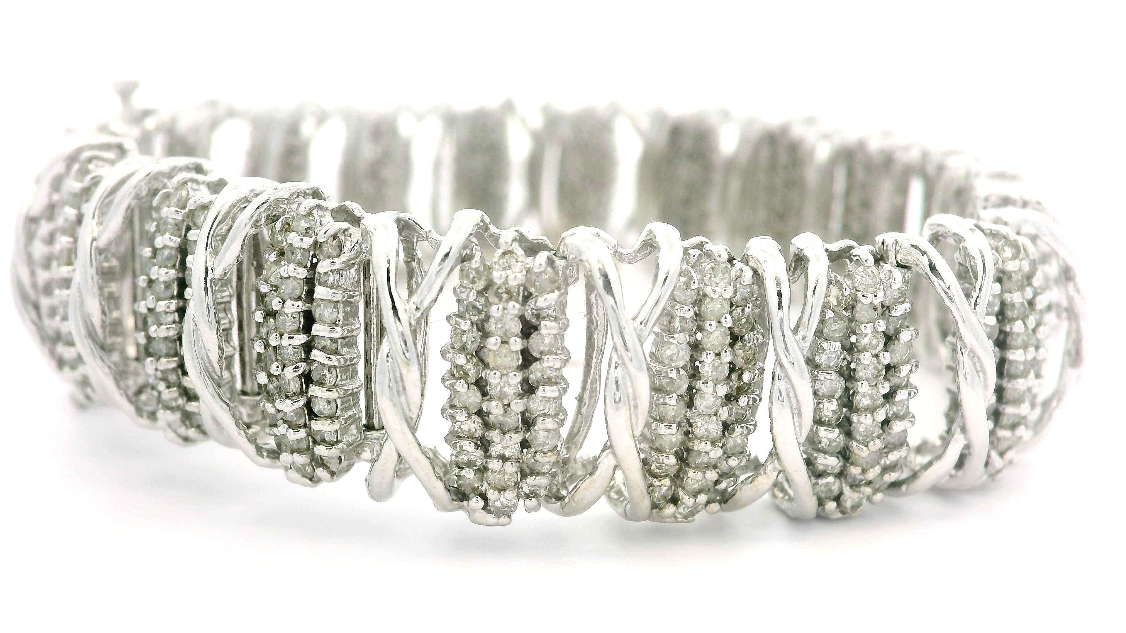 --Tonos:--
500 Diamantes Genuinos Naturales - Talla Brillante Redonda - Engastados - Color Blanco - Calidad Comercial
Peso total en quilates: 5,0 aprox.

Material: Oro blanco macizo de 14 quilates
Peso: 45,77 gramos
Tipo de cadena: Eslabón Ancho de