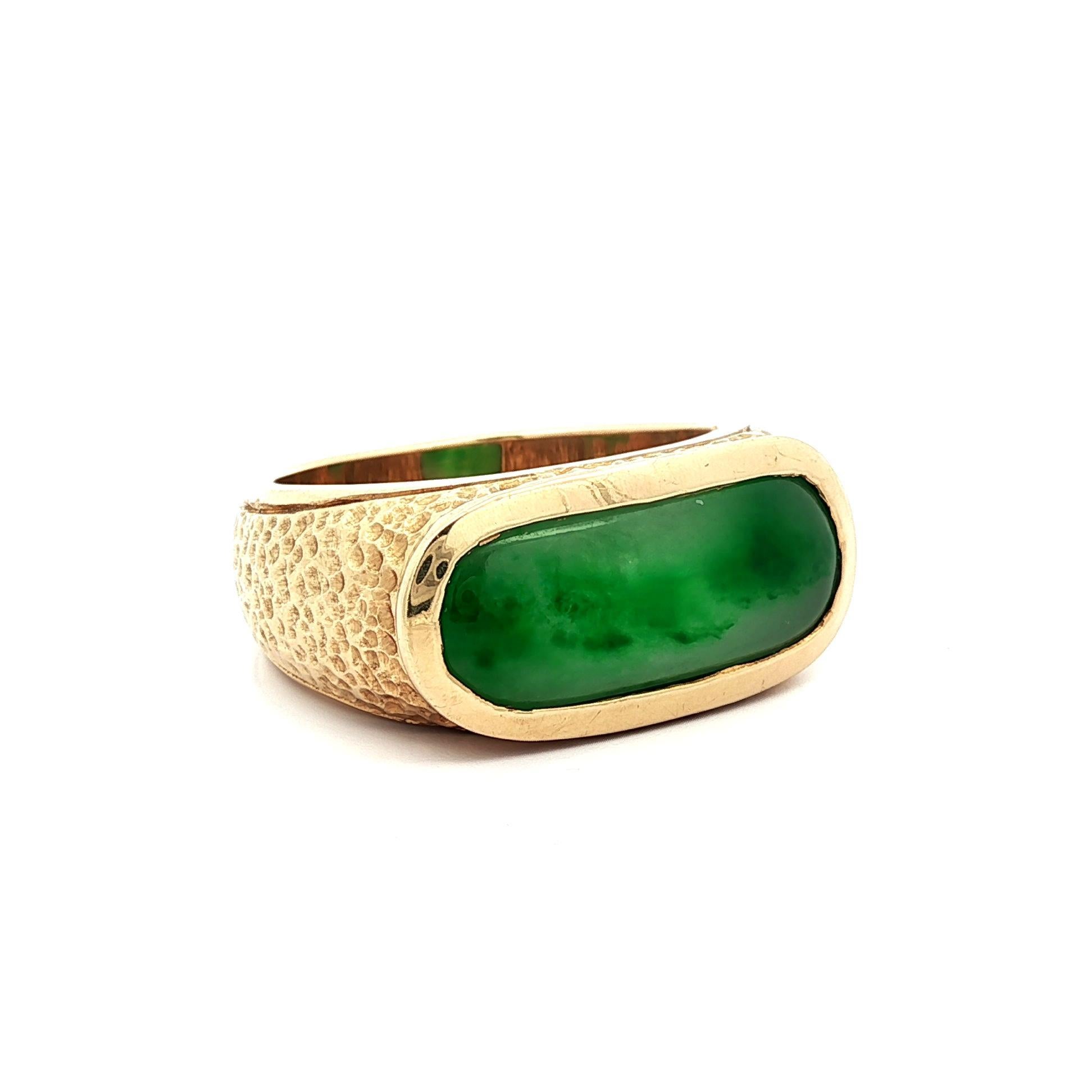 Anillo pesado para hombre de oro amarillo de 14 quilates con jade ovalado texturizado martillado acabado pepita Cabujón en venta