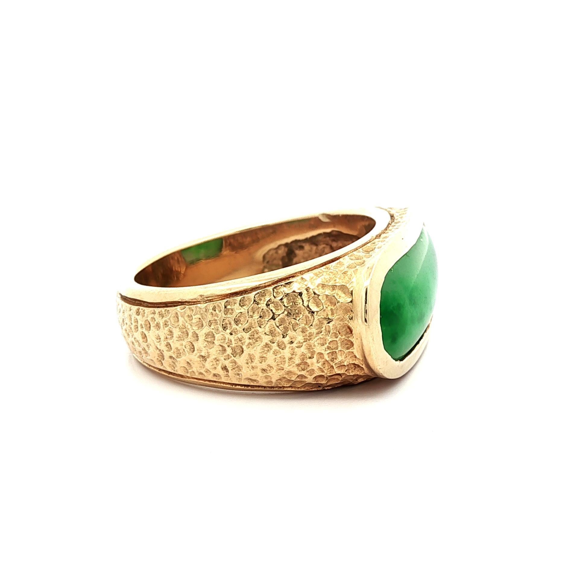 Anillo pesado para hombre de oro amarillo de 14 quilates con jade ovalado texturizado martillado acabado pepita en Excelente estado para la venta en Montclair, NJ