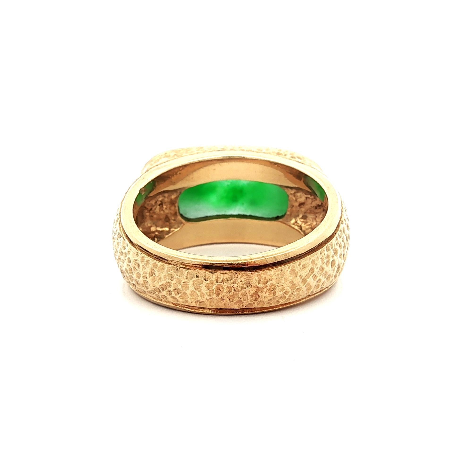 De los hombres Anillo pesado para hombre de oro amarillo de 14 quilates con jade ovalado texturizado martillado acabado pepita en venta