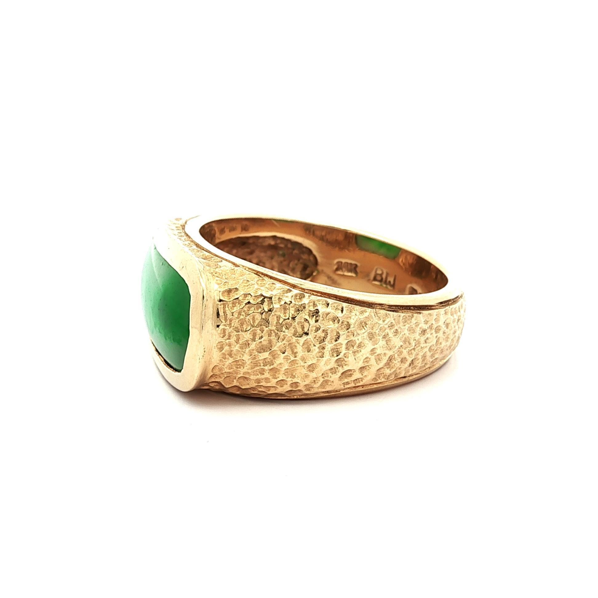Anillo pesado para hombre de oro amarillo de 14 quilates con jade ovalado texturizado martillado acabado pepita en venta 1