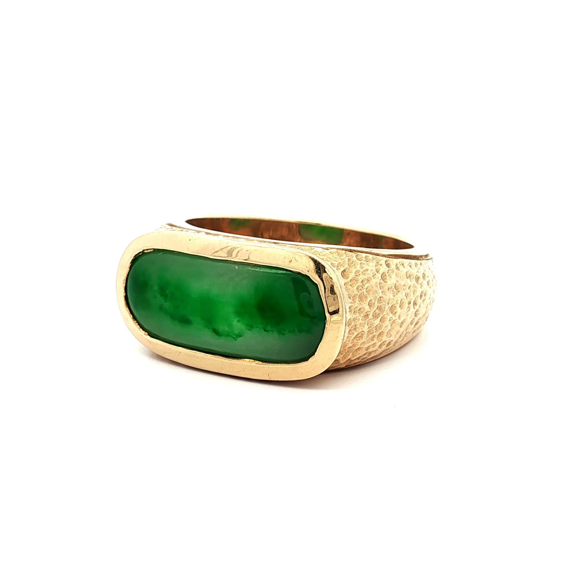 Anillo pesado para hombre de oro amarillo de 14 quilates con jade ovalado texturizado martillado acabado pepita en venta 2