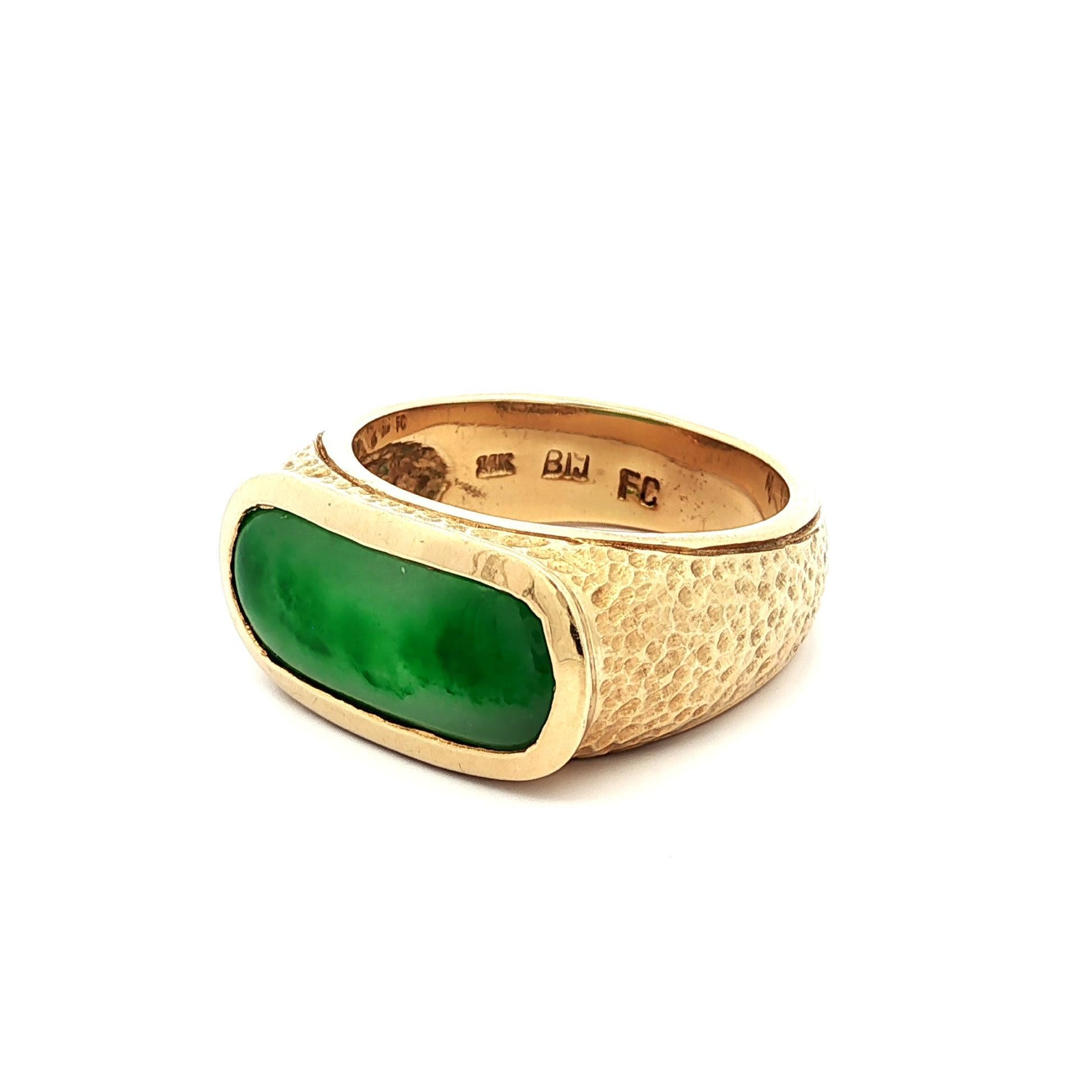 Anillo pesado para hombre de oro amarillo de 14 quilates con jade ovalado texturizado martillado acabado pepita en venta 3