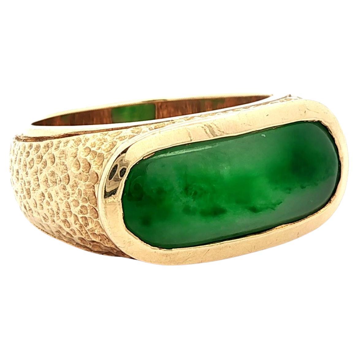 Anillo pesado para hombre de oro amarillo de 14 quilates con jade ovalado texturizado martillado acabado pepita en venta
