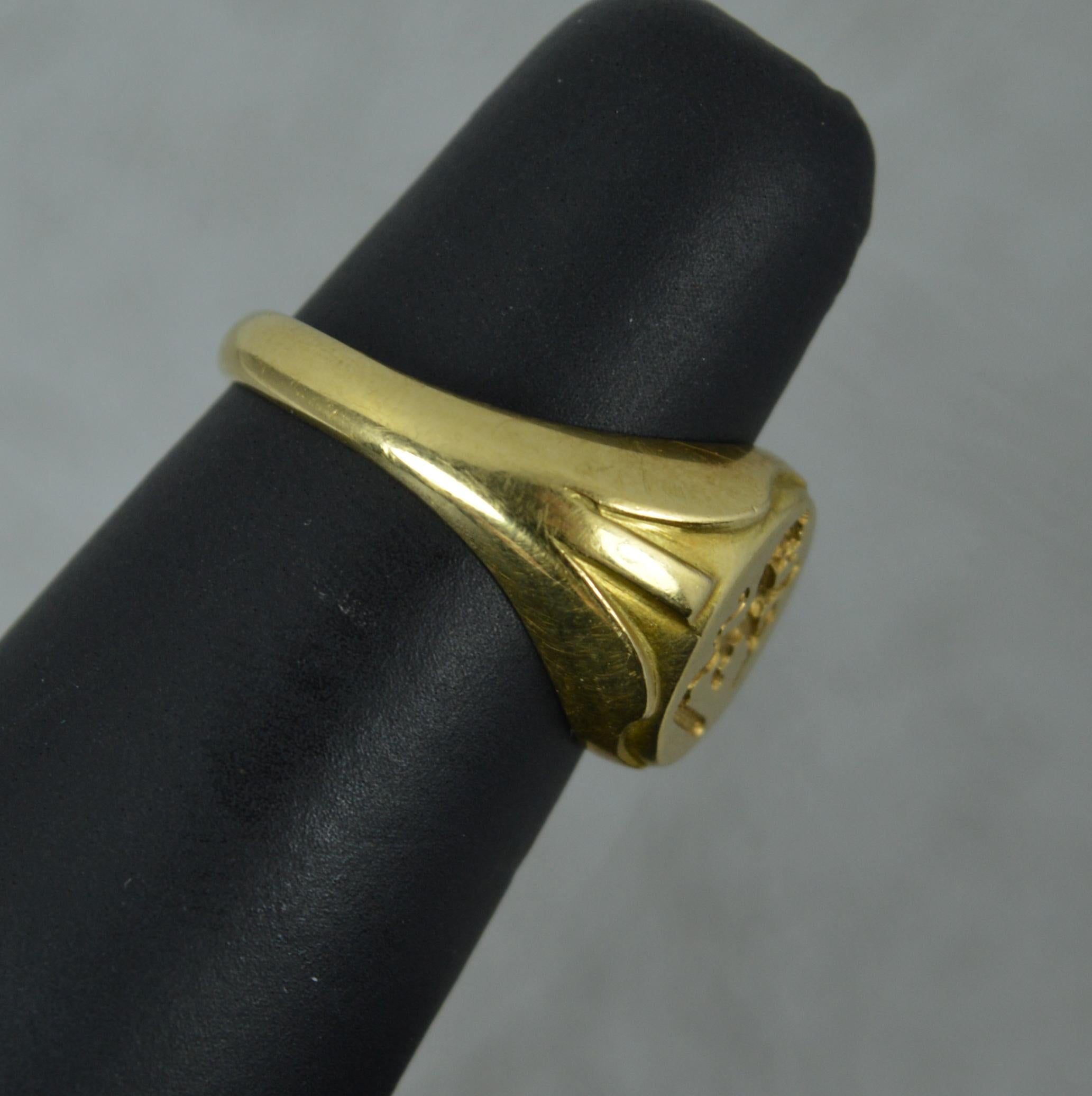 Schwerer Siegelring aus 18 Karat Gelbgold mit Löwen Passant und Kreuz Intaglio 5