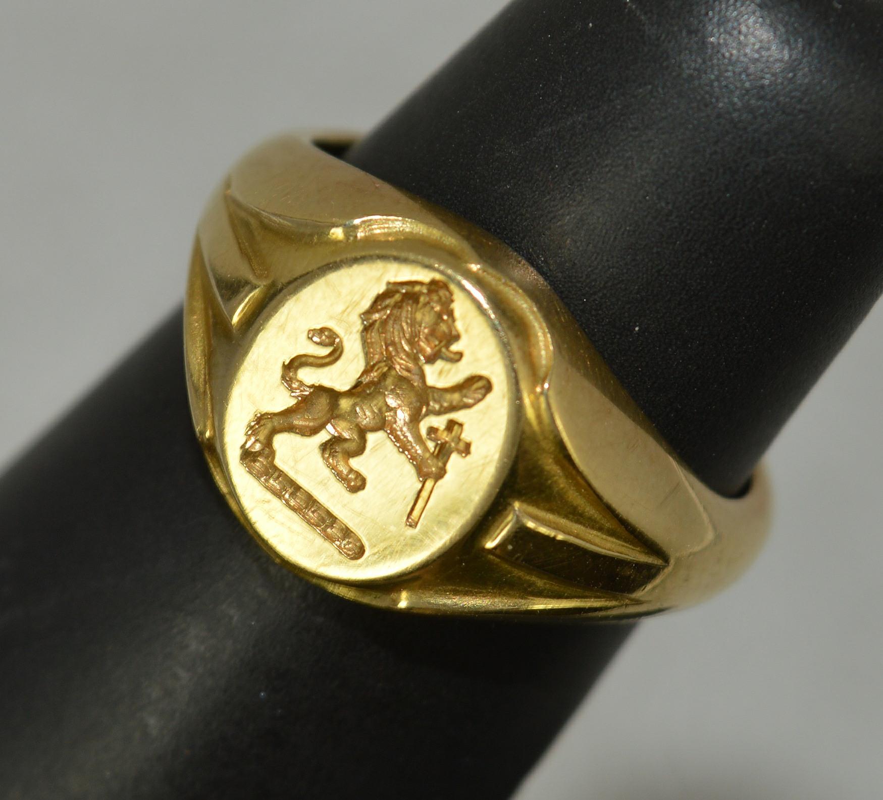 Schwerer Siegelring aus 18 Karat Gelbgold mit Löwen Passant und Kreuz Intaglio 6