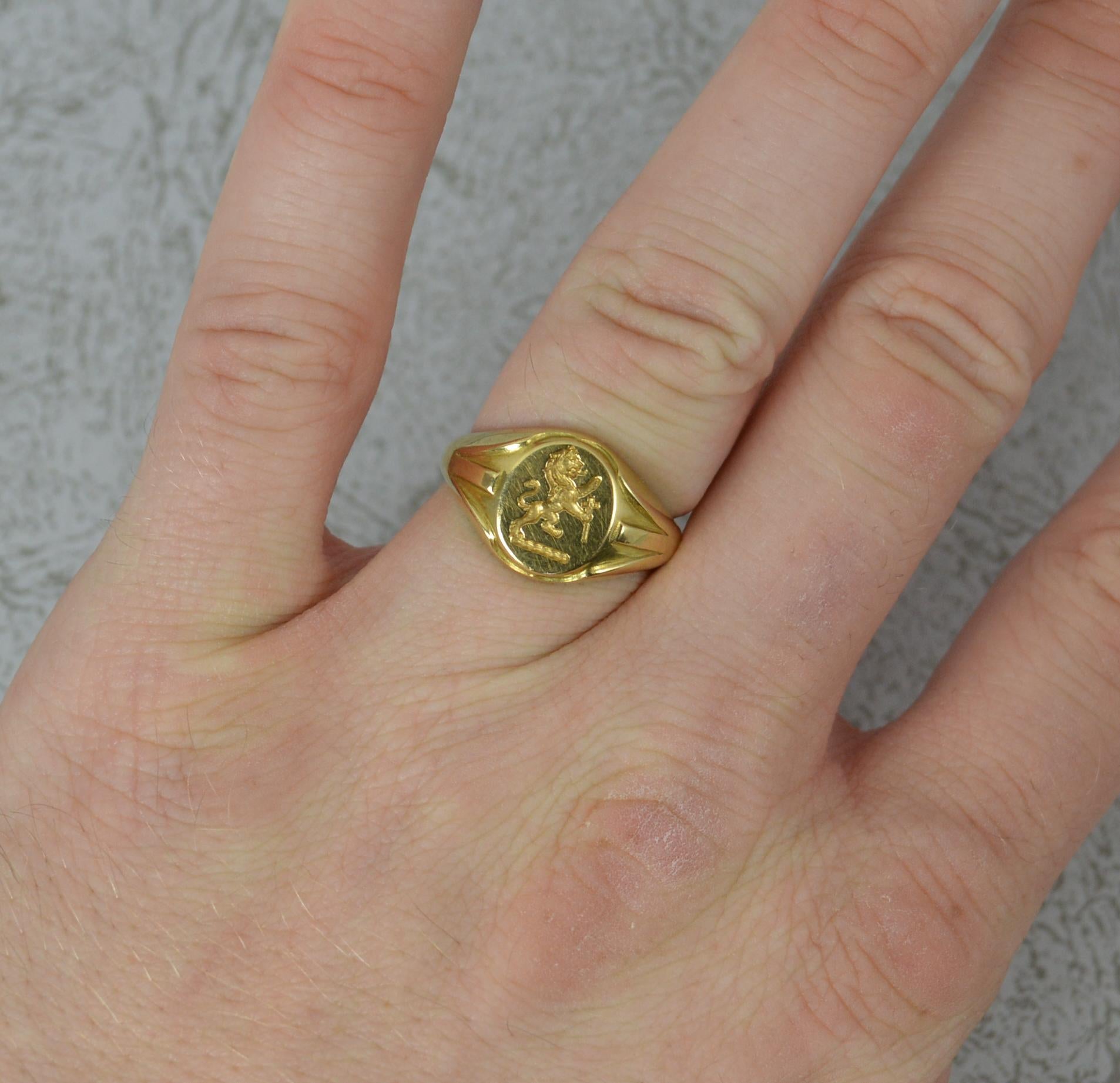 Ein hervorragender Tiefdruck-Siegelring.
beispiel aus 18 Karat Gelbgold.
11.9mm x 9,4mm Kopf.
Das Stichtiefdruckbild stellt einen stehenden Löwen dar, der ein Kreuz hält.

ZUSTAND ; Sehr gut. Sauberes Band. Scharfer Stichtiefdruck. Klare Merkmale.