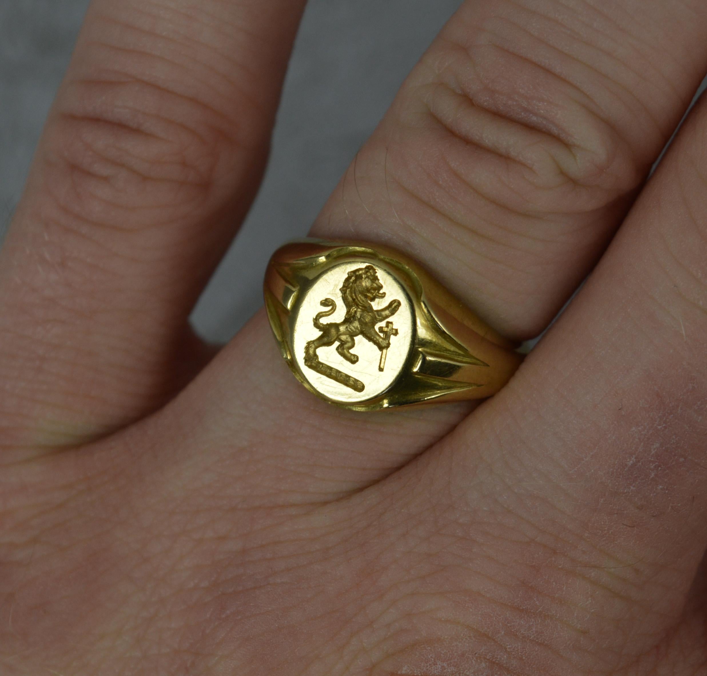 Schwerer Siegelring aus 18 Karat Gelbgold mit Löwen Passant und Kreuz Intaglio (Zeitgenössisch)