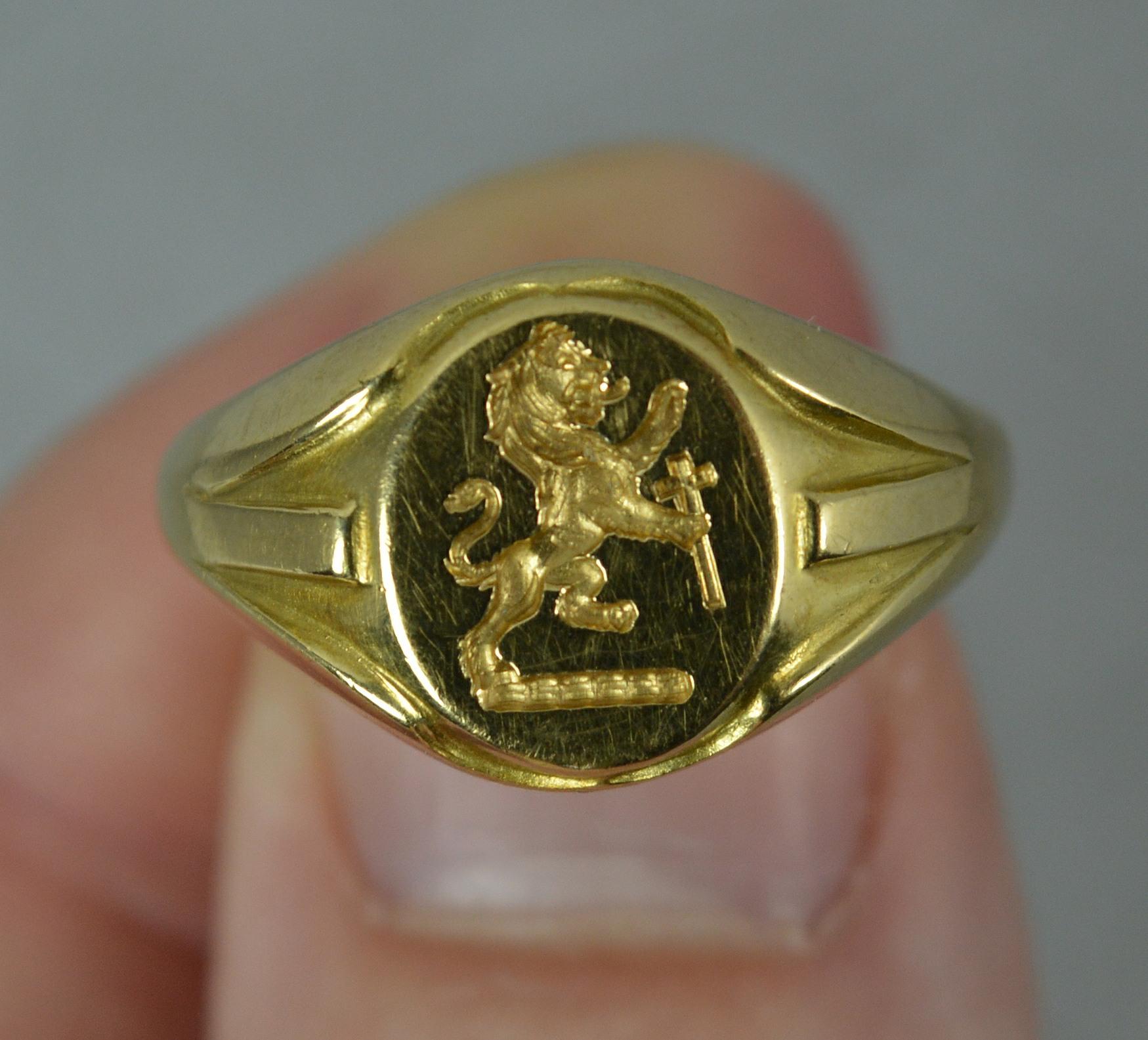 Schwerer Siegelring aus 18 Karat Gelbgold mit Löwen Passant und Kreuz Intaglio im Zustand „Hervorragend“ in St Helens, GB