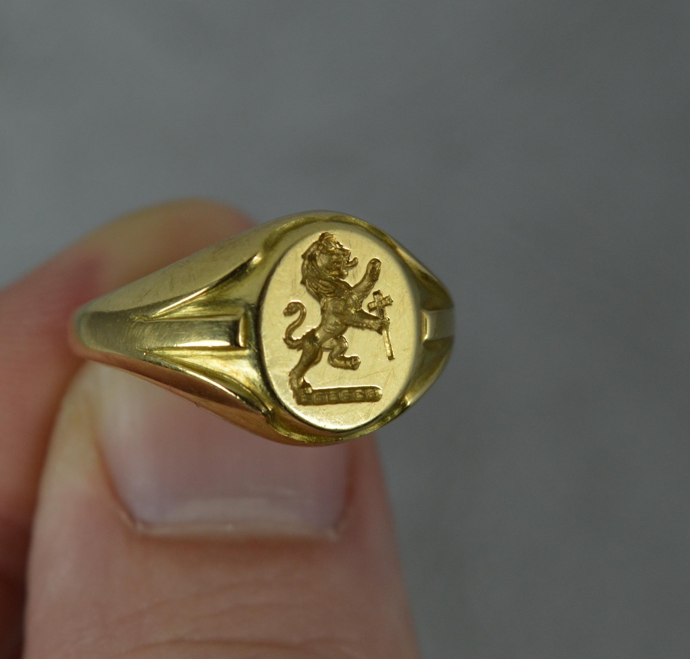 Schwerer Siegelring aus 18 Karat Gelbgold mit Löwen Passant und Kreuz Intaglio für Damen oder Herren