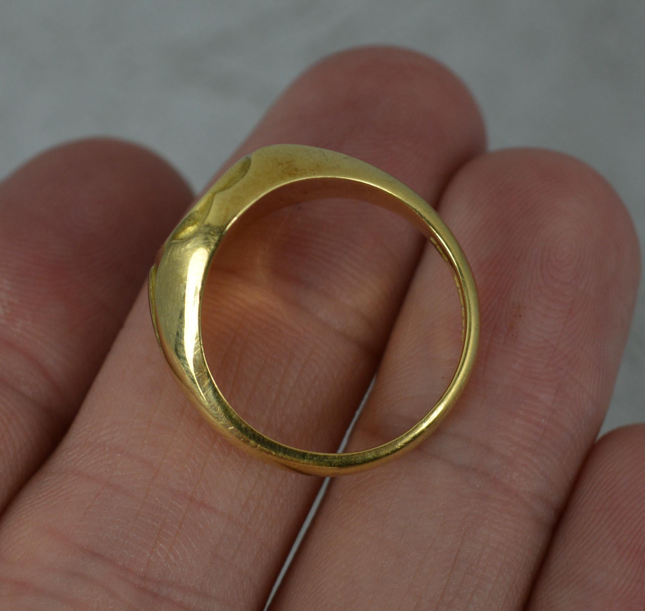 Schwerer Siegelring aus 18 Karat Gelbgold mit Löwen Passant und Kreuz Intaglio 1