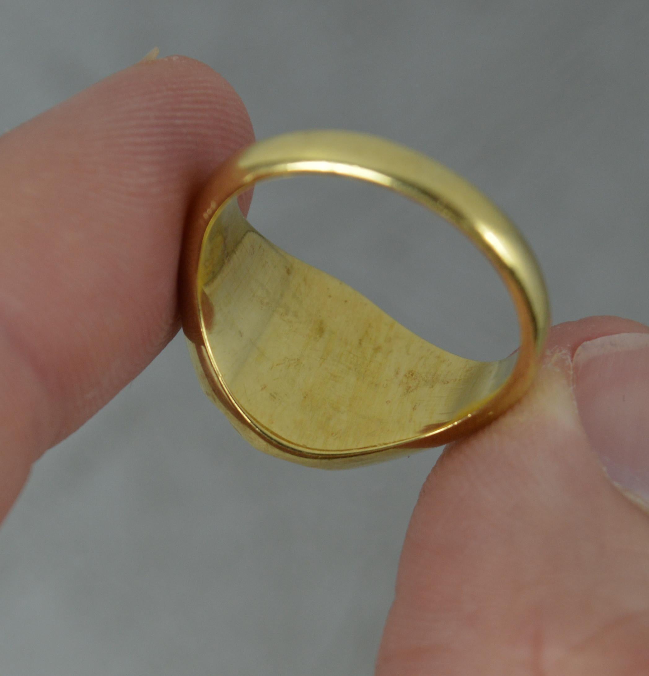 Schwerer Siegelring aus 18 Karat Gelbgold mit Löwen Passant und Kreuz Intaglio 2