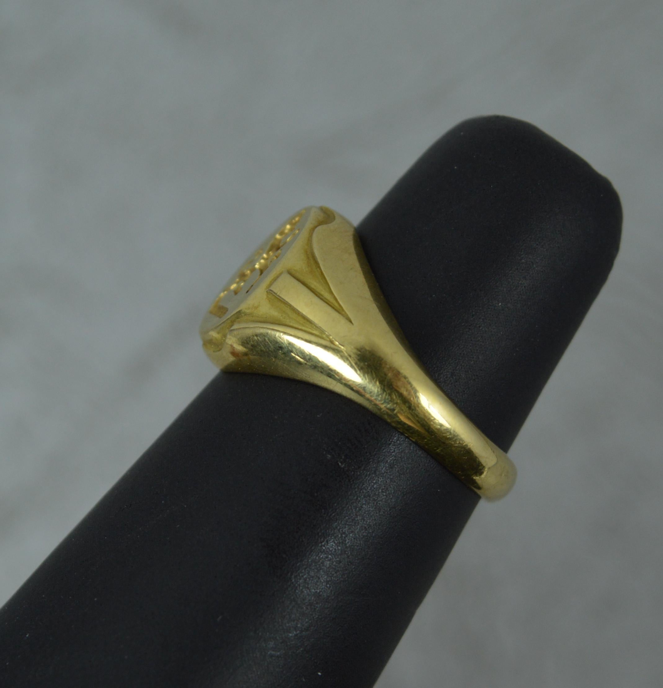 Schwerer Siegelring aus 18 Karat Gelbgold mit Löwen Passant und Kreuz Intaglio 3