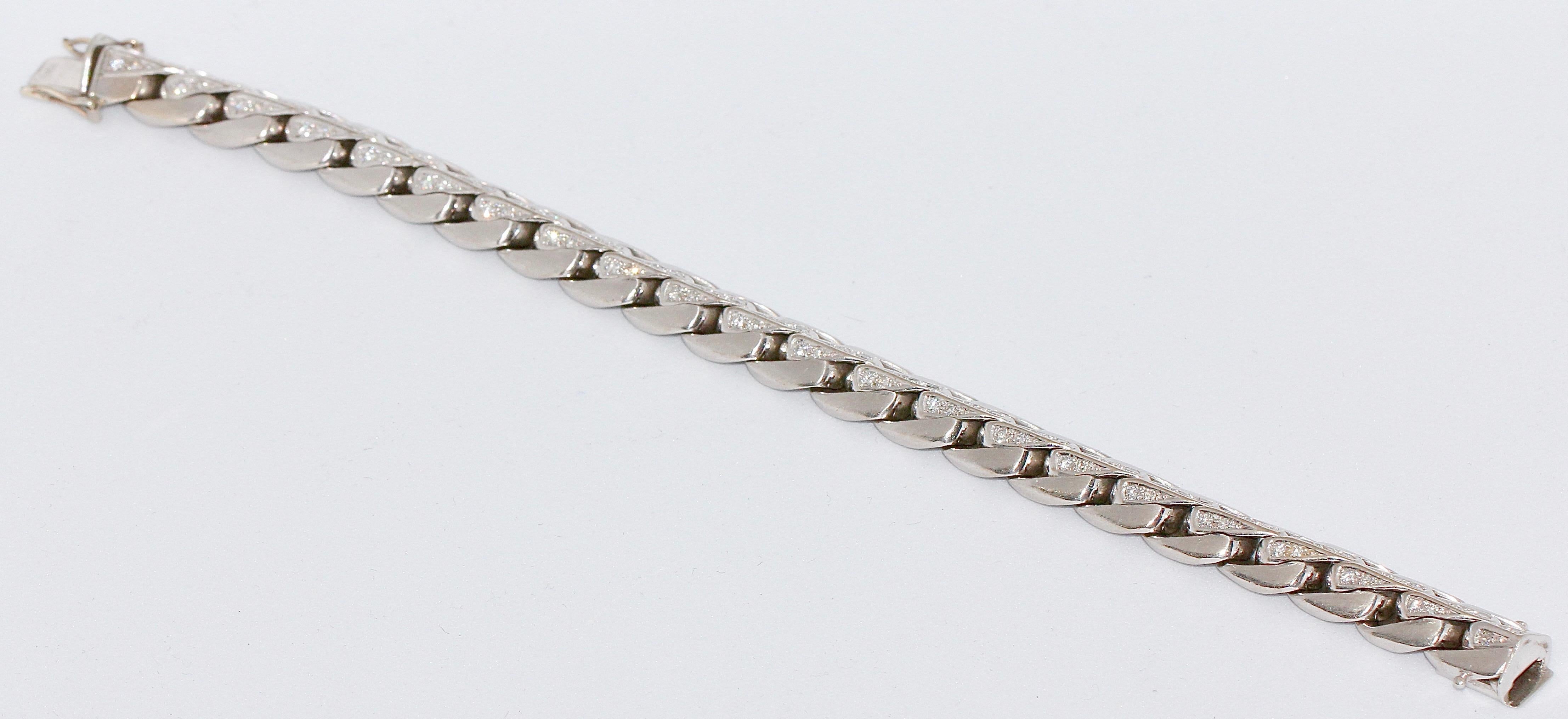 Heavy, 18 Karat white gold bracelet, with 86 small diamonds.
Total weight of stones is 1.28 carats.


Very good condition.