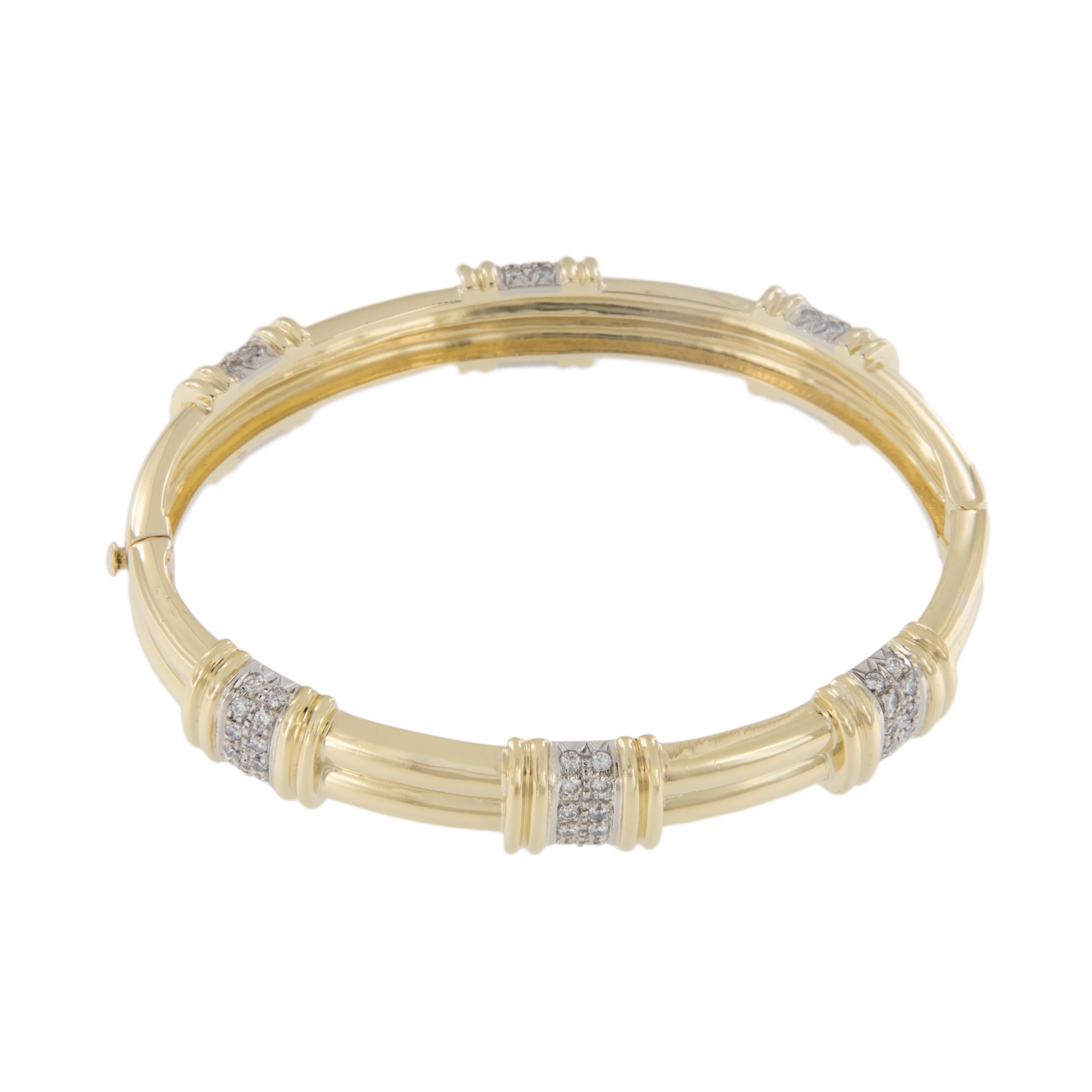 Qui n'aime pas les bracelets ? Et encore moins une aussi jolie avec six stations de diamants sertis en pavé = 0,75 Cttw ? De forme ovale, il est confortable à porter tous les jours, mais suffisamment étincelant pour les tenues de nuit.   Bracelet de