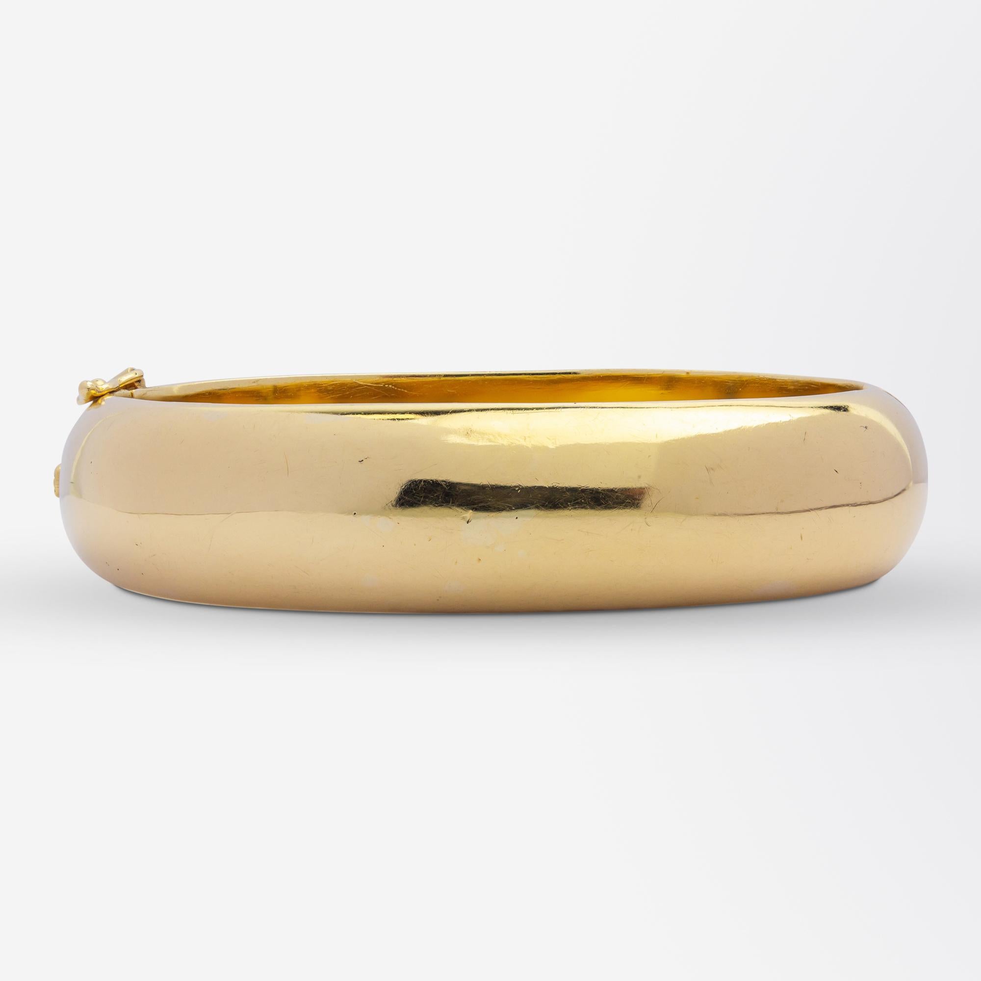 Schwerer, ovaler Armreif aus 18 Karat Gelbgold mit Scharnier (Moderne)