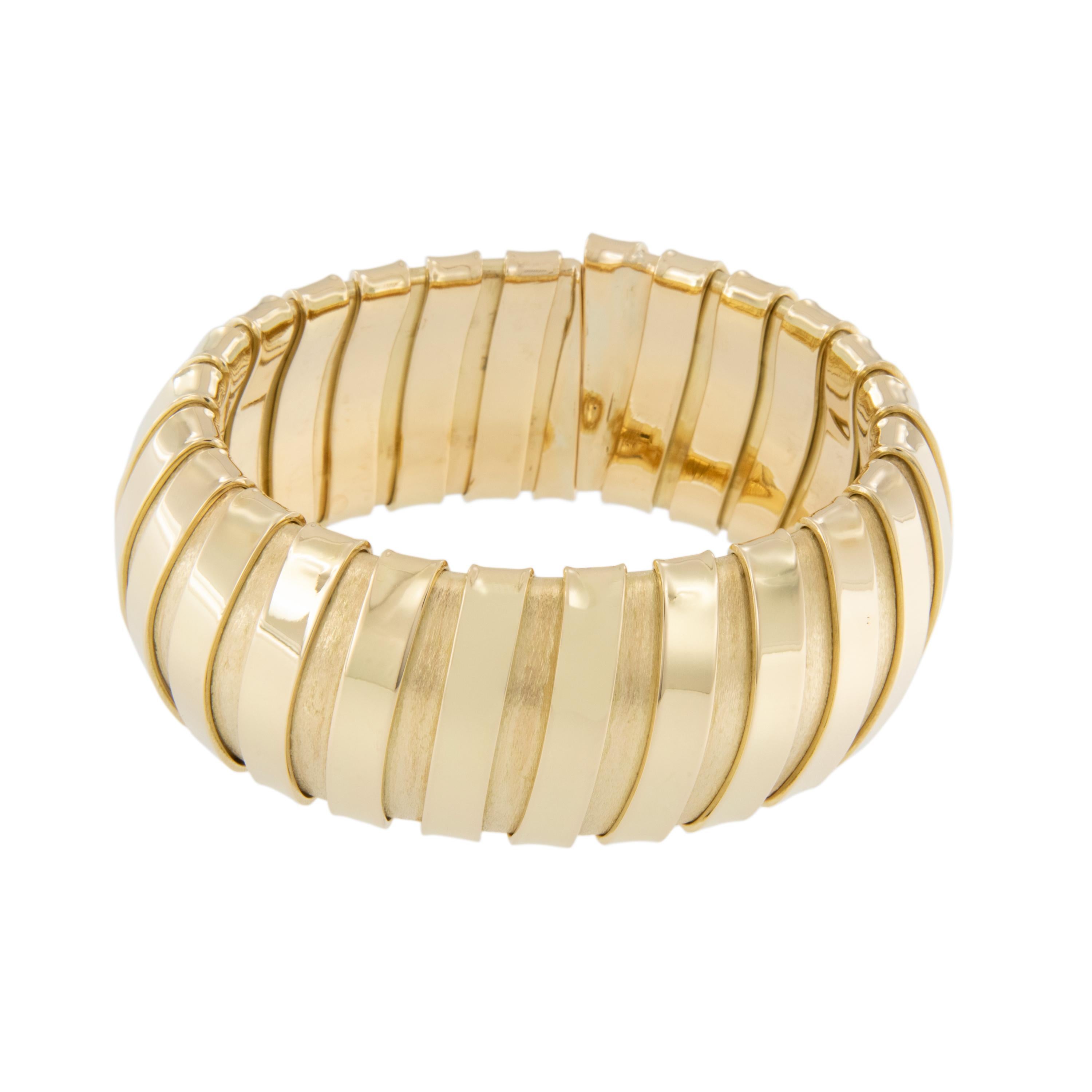 What is a Tubogas bracelet?
Tubogas literally translates to mean a “gas pipe” and is used to describe a certain type of flexible tubular chain that is formed by the pairing of multiple gold strips that have been tightly wound together. Expertly made