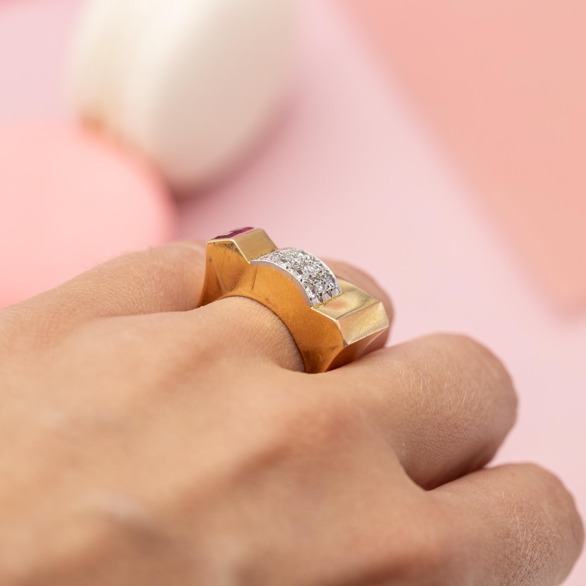 Anillo tanque pesado de oro amarillo de 18 quilates - rubí talla carré - Anillo voluminoso retro patrimonial 8