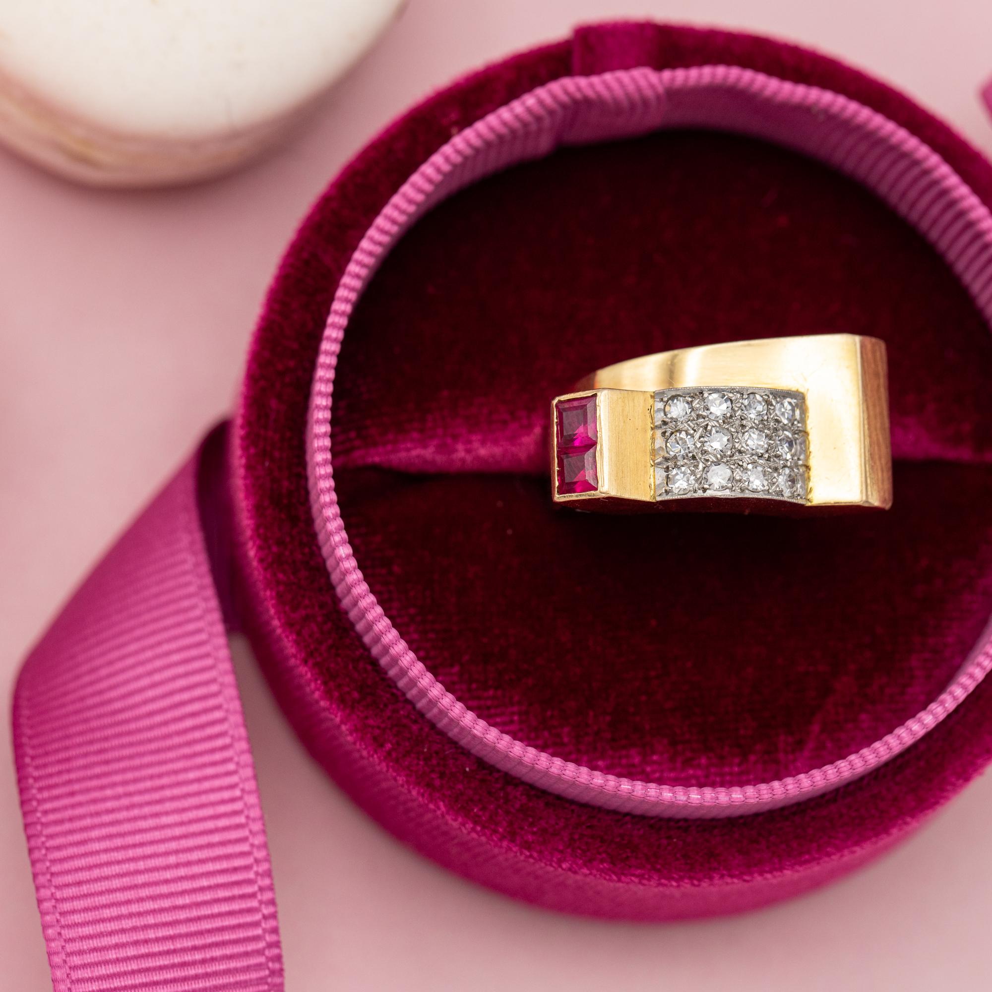 Se vende este precioso anillo asimétrico voluminoso. Este anillo Rubí Tanque está fabricado en oro amarillo de 18 k y marcado con una marca PT99 (que indica que la parte blanca está patinada), una marca de fabricante y una marca belga 0,750. Este