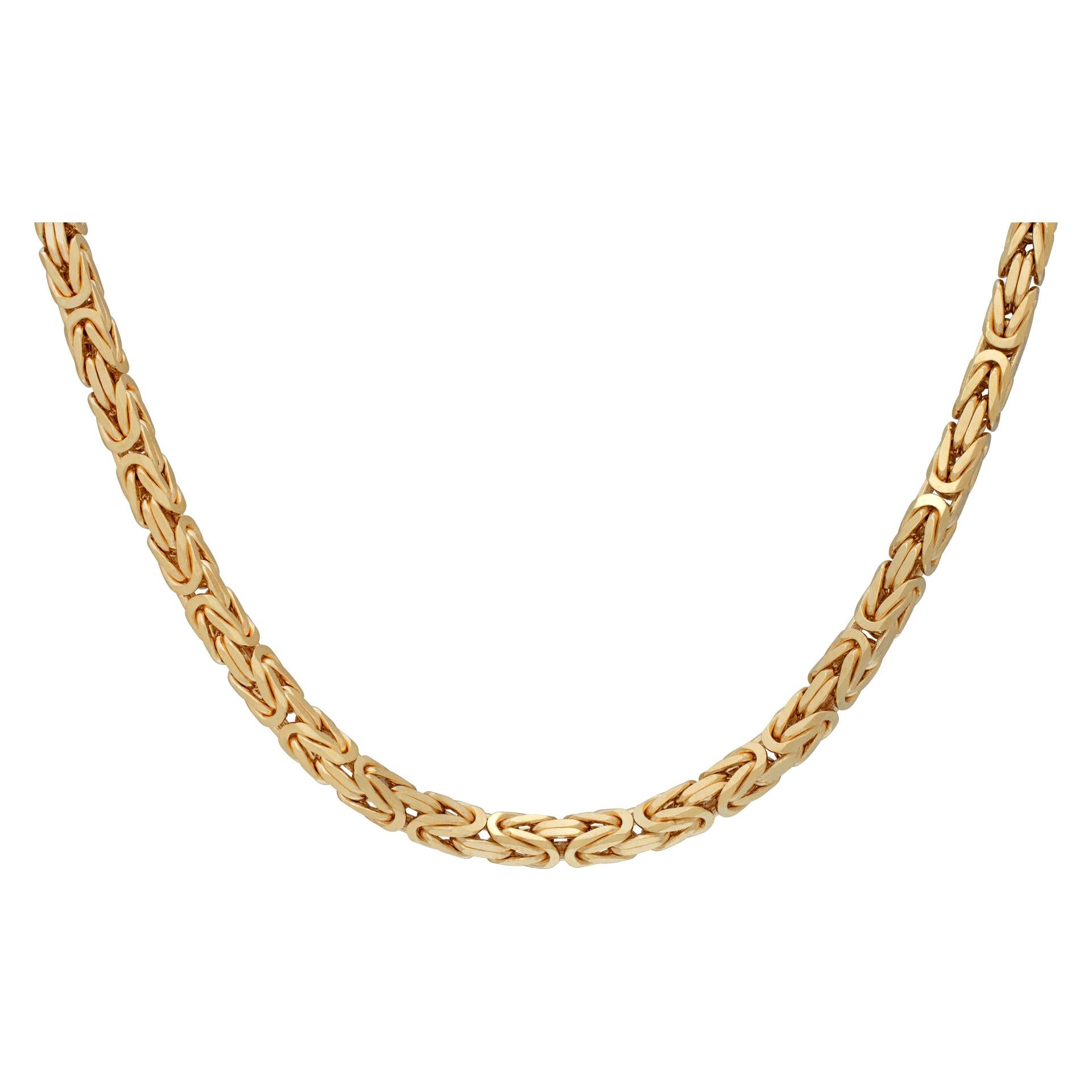 Collana a catena bizantina in oro giallo 18 carati con chiusura a moschettone. Lunghezza 19,5 pollici. Larghezza 4,2 mm.
