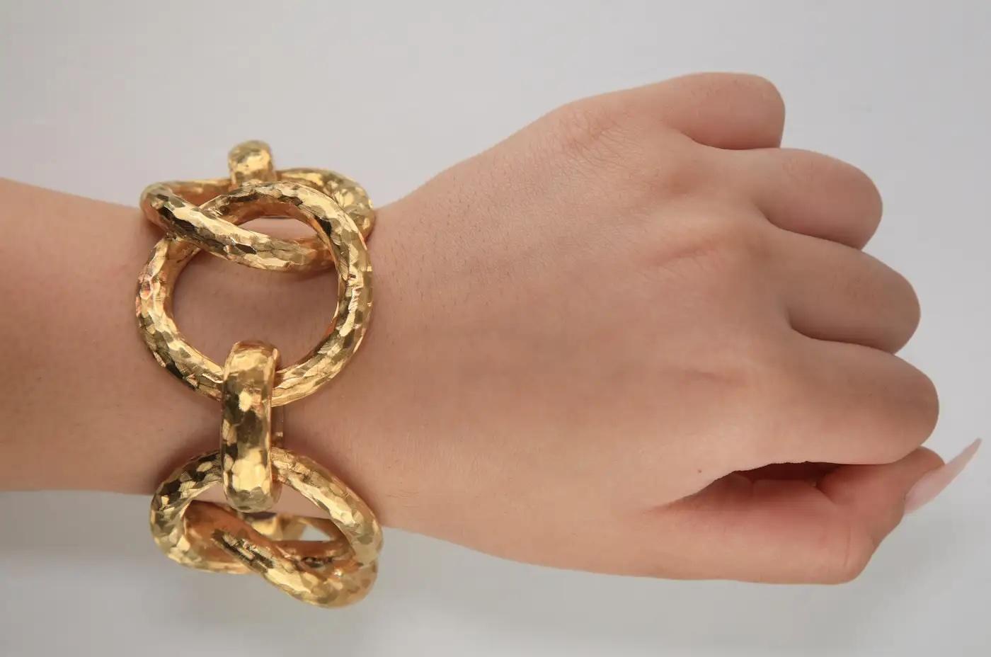 Audacieux, substantiel et impeccablement réalisé, ce bracelet à maillons jumbo en or jaune massif 18 carats est un hommage époustouflant au design moderniste.
D'un poids imposant de 118,4 grammes, ce bracelet de fabrication italienne présente des