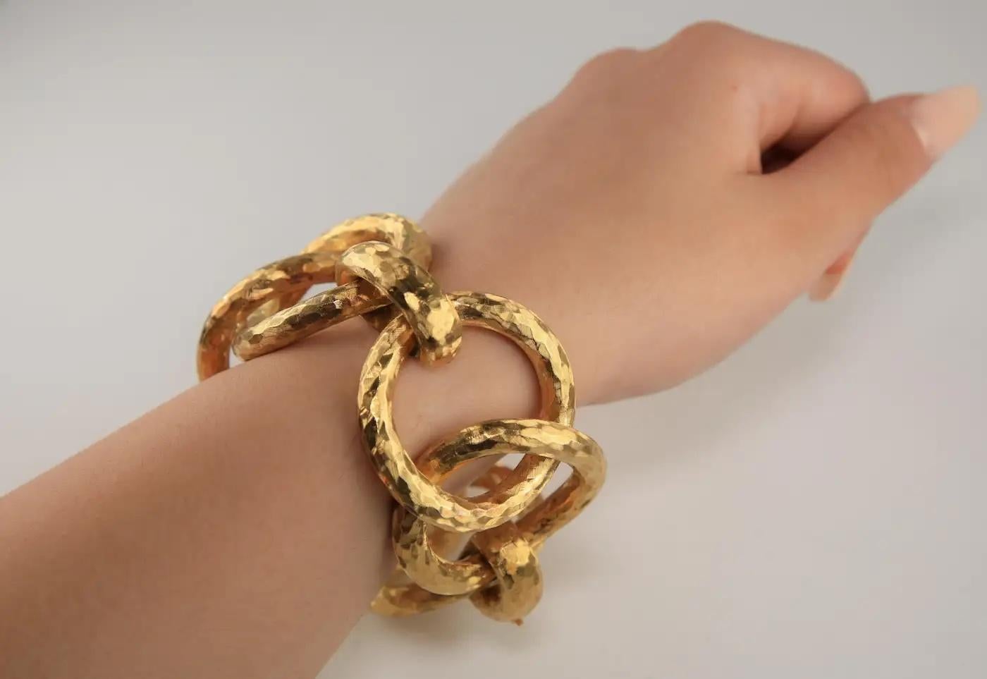 Heavy 18K Circa 1970's Yellow Gold Modernist Jumbo Link Bracelet Satin Florentine Excellent état - En vente à Great Neck, NY