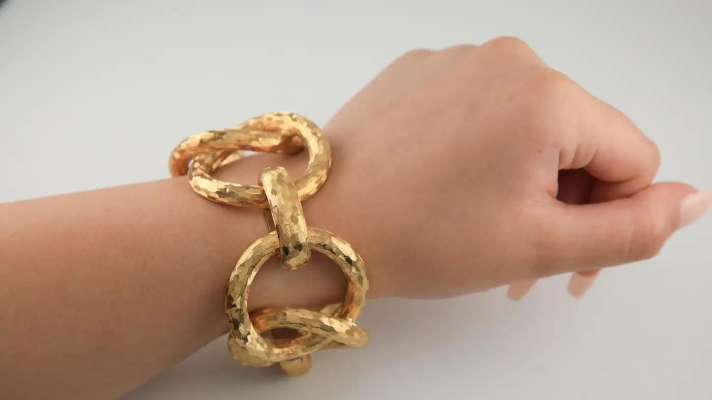 Heavy 18K Circa 1970's Yellow Gold Modernist Jumbo Link Bracelet Satin Florentine en vente 3