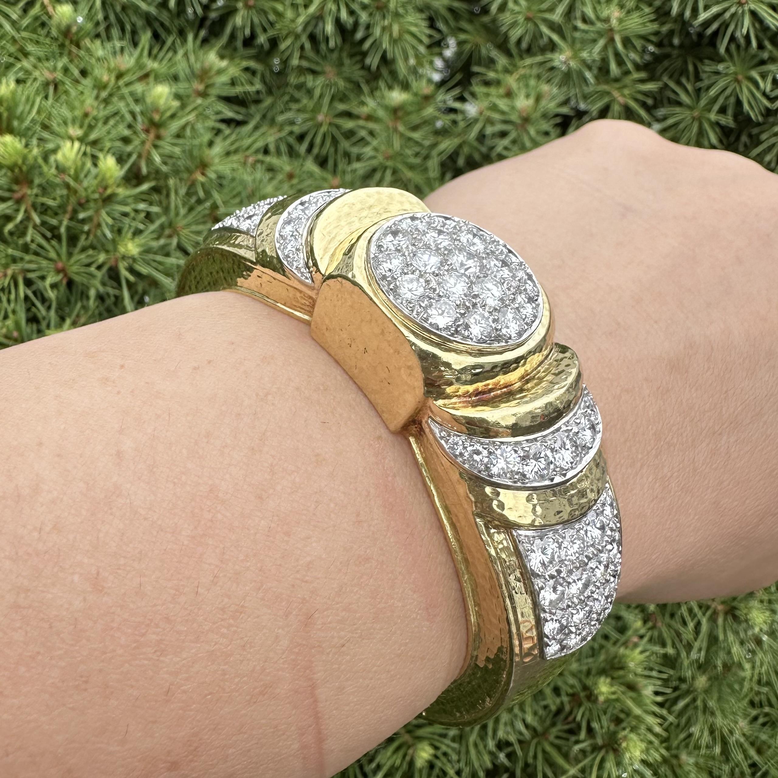 Heavy 18k Gold & Platinum 12ctw Diamond Hammered Wide Hinged Open Cuff Bracelet en venta 5