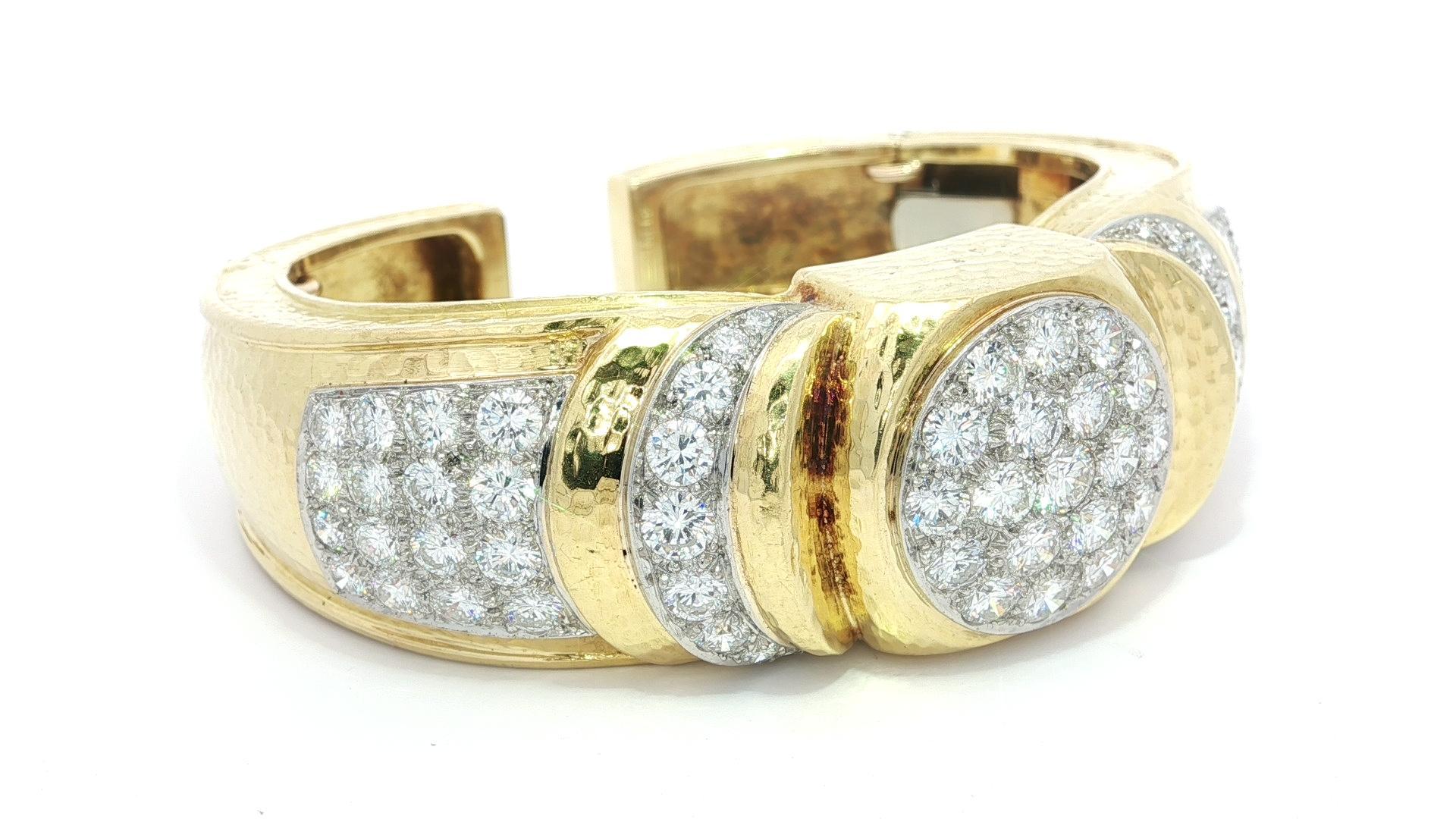 Heavy 18k Gold & Platinum 12ctw Diamond Hammered Wide Hinged Open Cuff Bracelet en venta 7