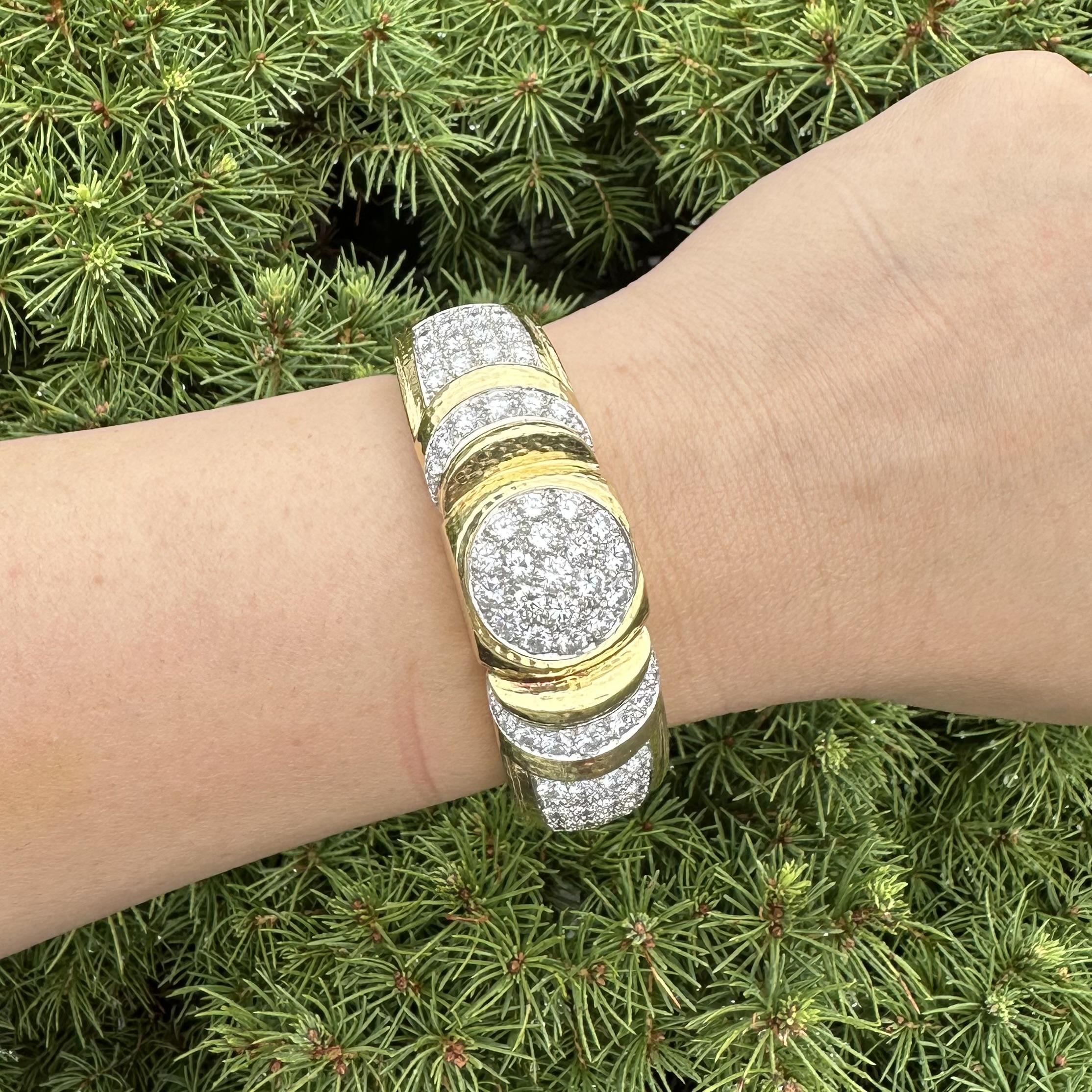 Heavy 18k Gold & Platinum 12ctw Diamond Hammered Wide Hinged Open Cuff Bracelet en venta 8