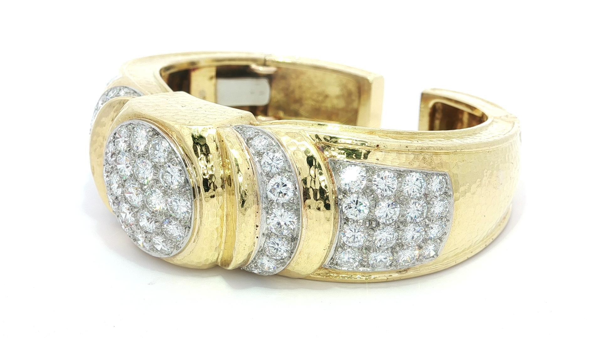 Heavy 18k Gold & Platinum 12ctw Diamond Hammered Wide Hinged Open Cuff Bracelet Corte brillante en venta