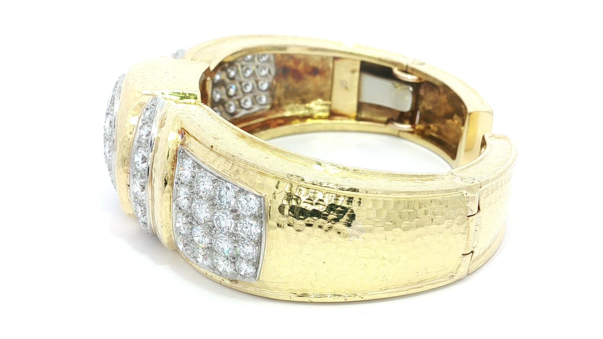Heavy 18k Gold & Platinum 12ctw Diamond Hammered Wide Hinged Open Cuff Bracelet en Bueno estado para la venta en Montclair, NJ