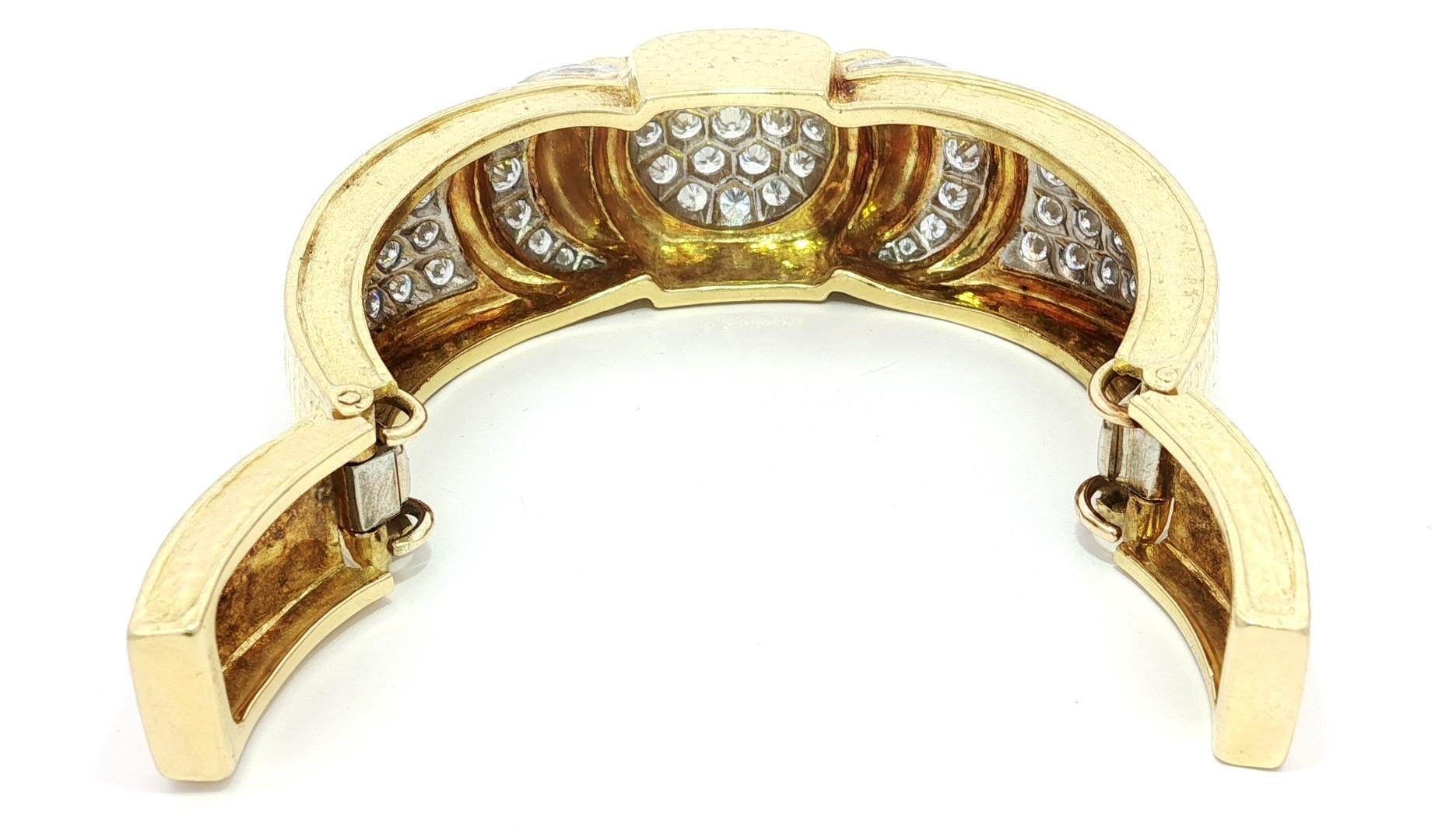 Heavy 18k Gold & Platinum 12ctw Diamond Hammered Wide Hinged Open Cuff Bracelet en venta 1