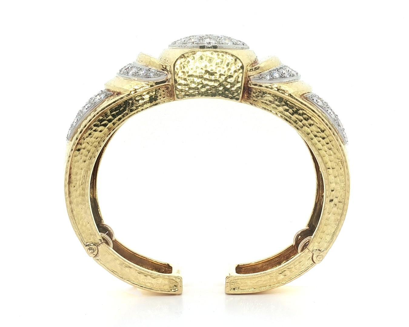 Heavy 18k Gold & Platinum 12ctw Diamond Hammered Wide Hinged Open Cuff Bracelet en venta 2