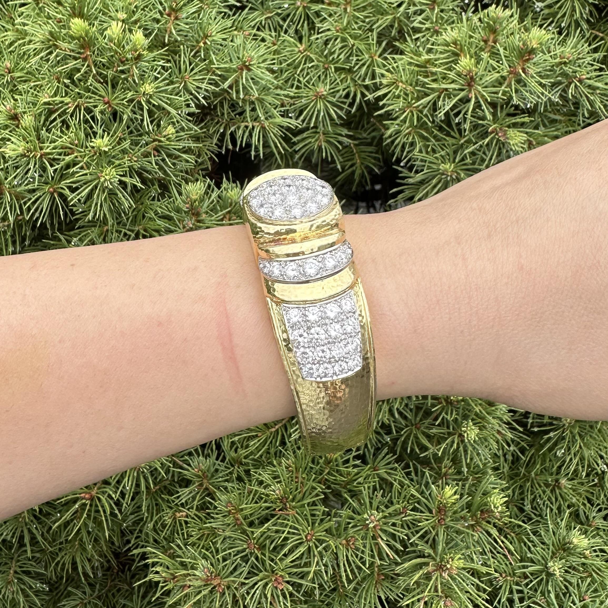 Heavy 18k Gold & Platinum 12ctw Diamond Hammered Wide Hinged Open Cuff Bracelet en venta 3