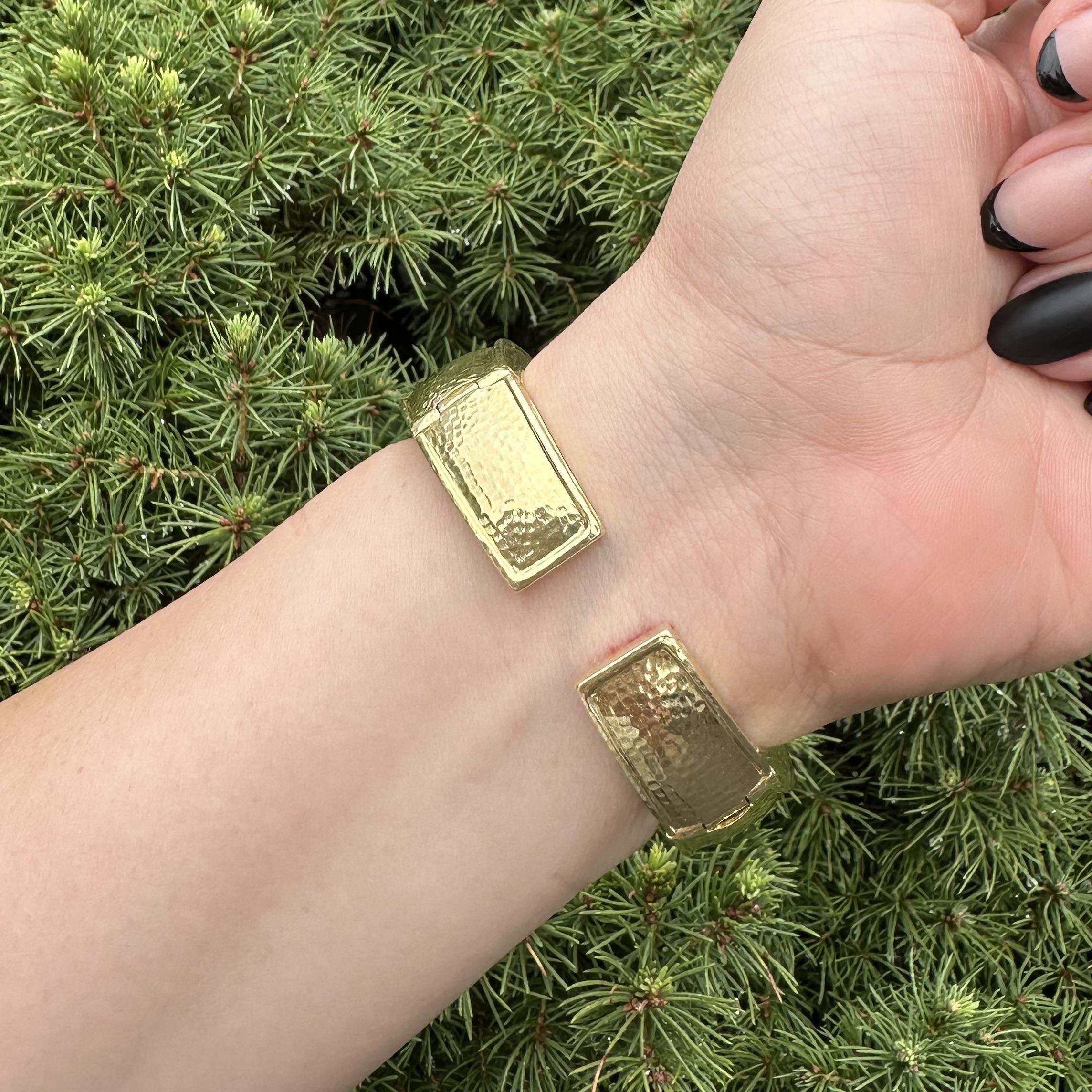 Heavy 18k Gold & Platinum 12ctw Diamond Hammered Wide Hinged Open Cuff Bracelet en venta 4