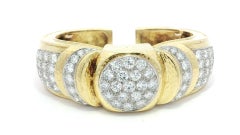 Bracciale aperto a cerniera con diamanti martellati in oro 18k e platino da 12 carati