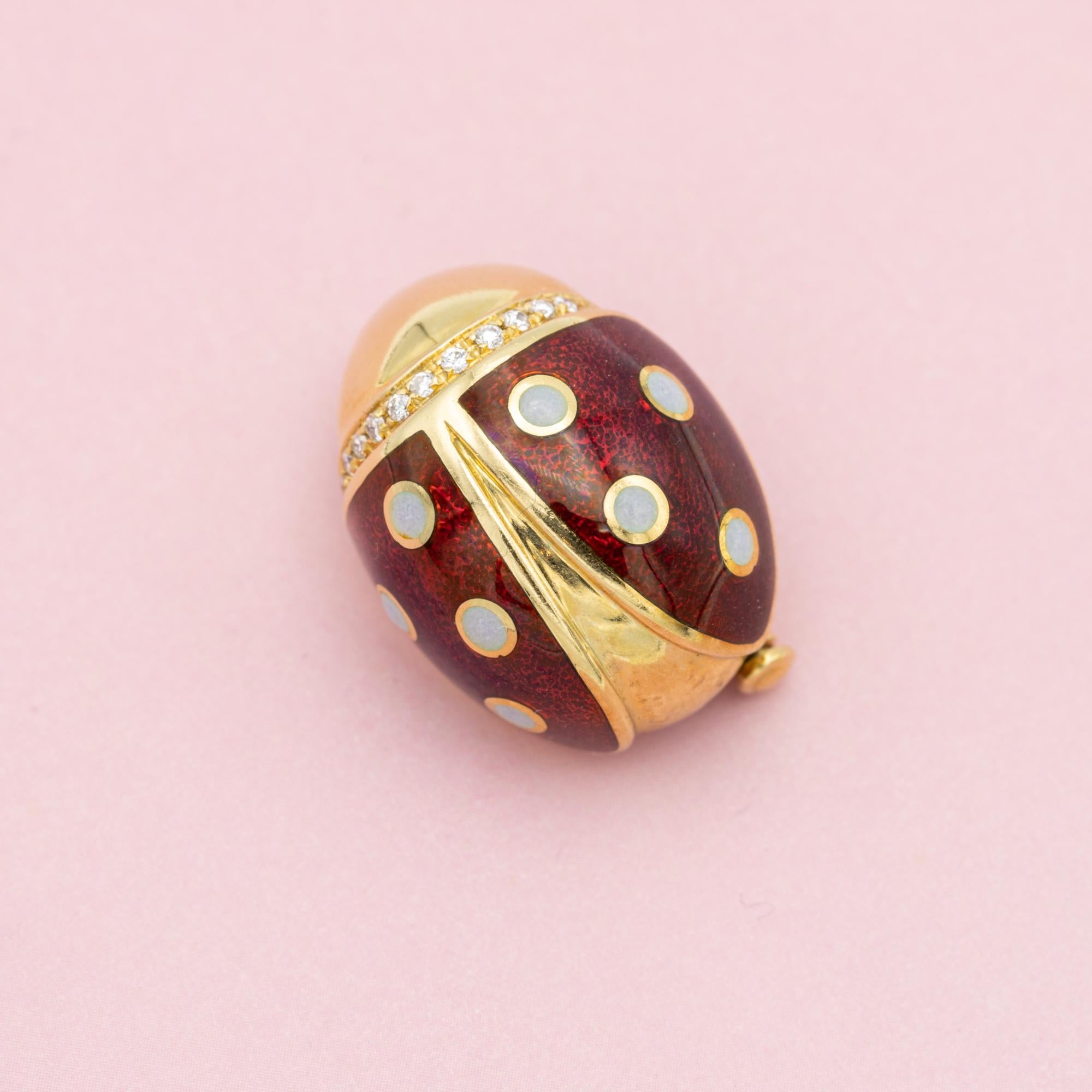Heavy 18k ladybug Brooch - Vintage estate Italian collar brooch - enamel animal In Good Condition In Antwerp, BE