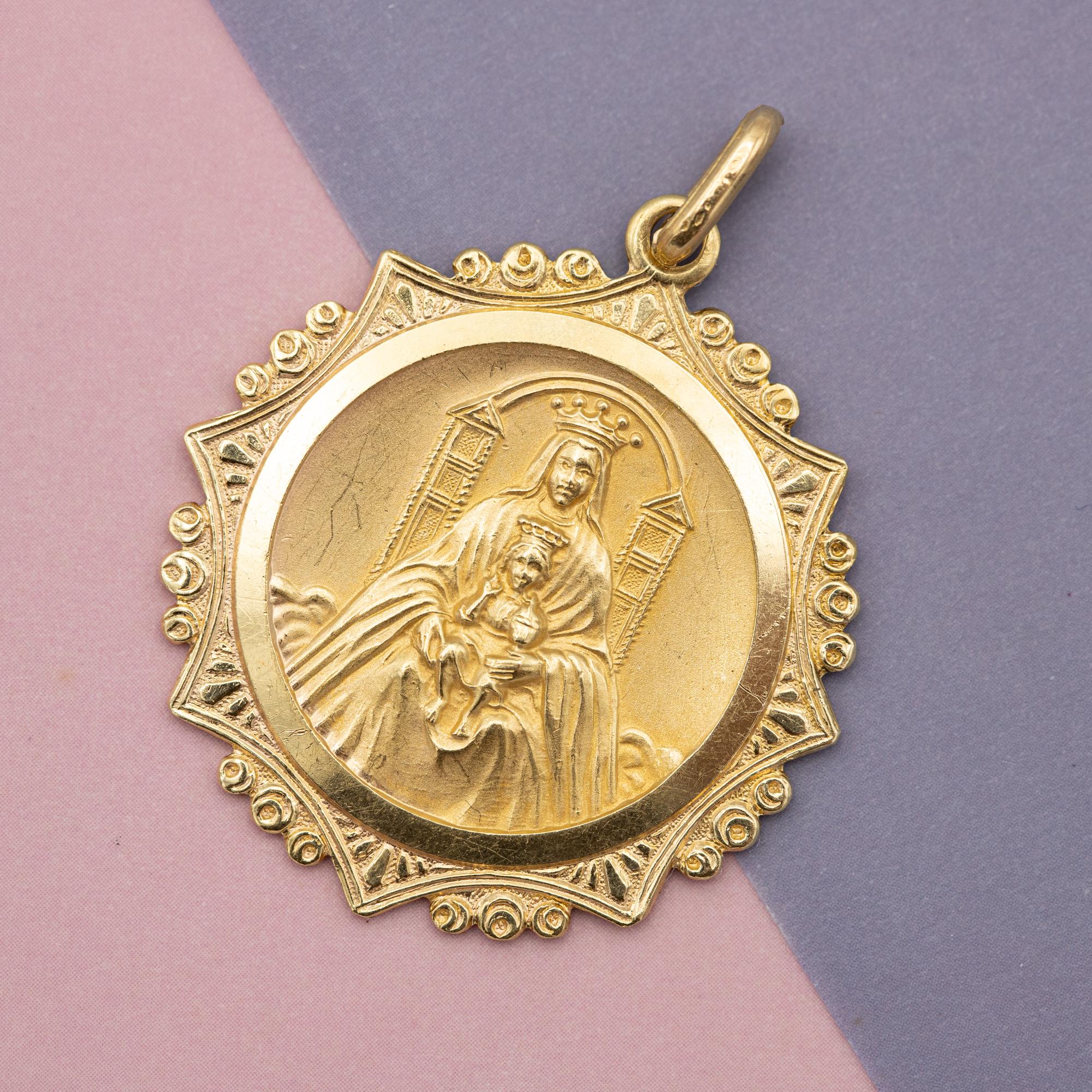 For sale is this wonderful 18 ct yellow gold medal. This lovely estate pendant is representing our lady of Scapular inside of a royal detailled border. This Virgin Mary holding baby Jesus is very detailed and in good condition. It is hallmarked with