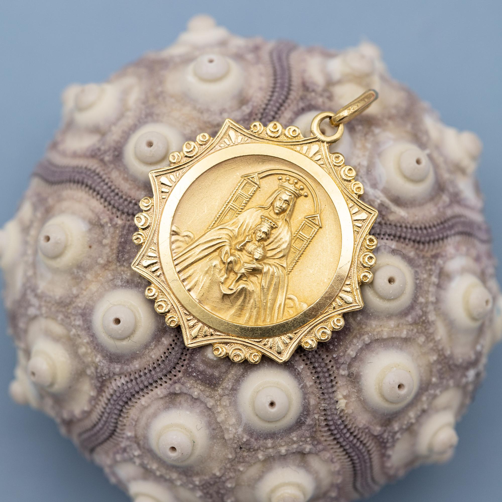 Heavy 18k solid gold Catholic - Unique Virgin Mary pendant - Madonna and child In Good Condition In Antwerp, BE