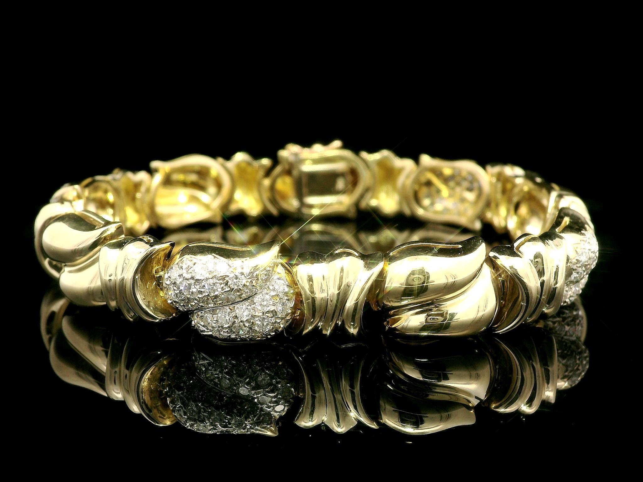 Heavy 18k Yellow Gold 1.5ctw Diamond Fancy Puffed Teardrop Link Bracelet In Excellent Condition For Sale In Montclair, NJ