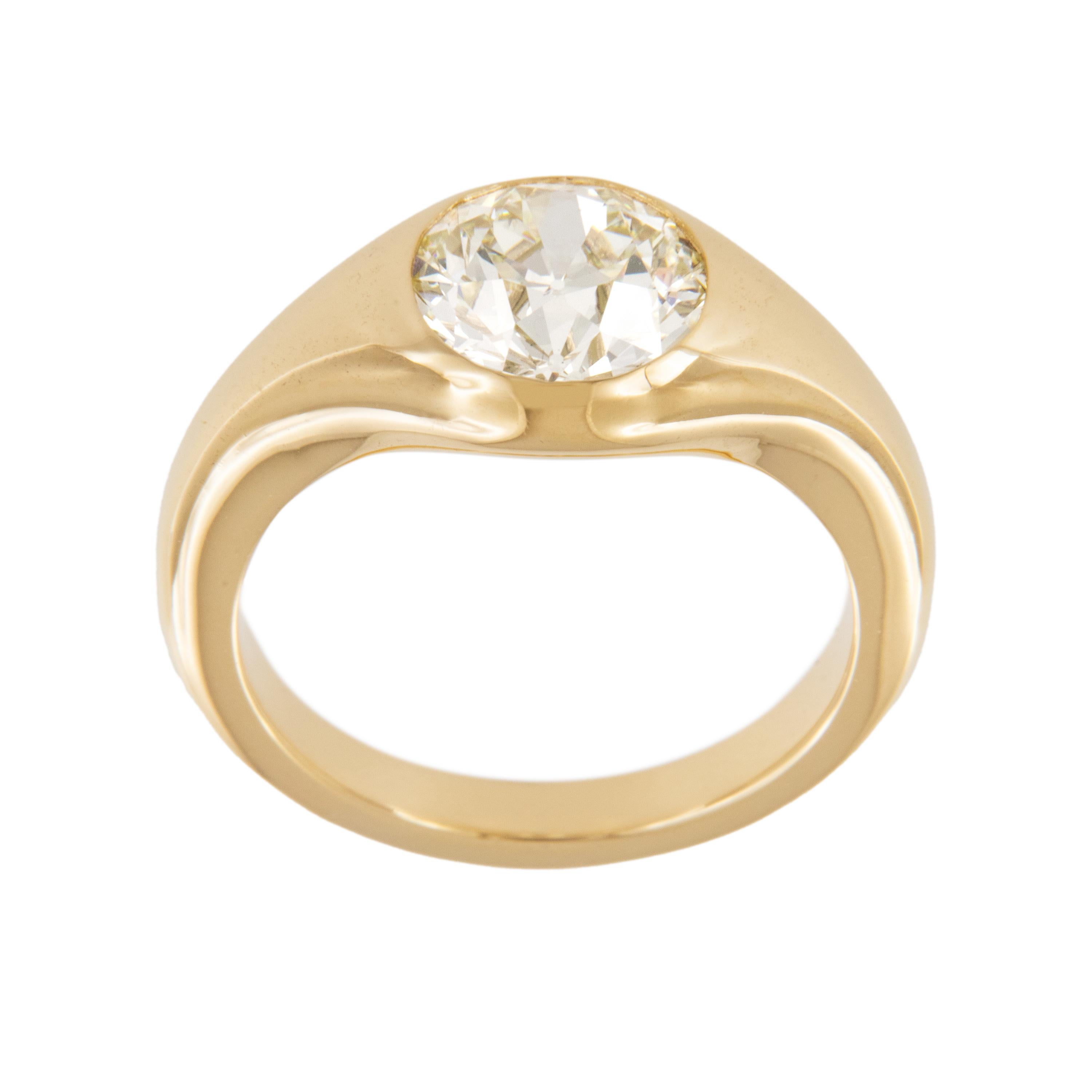 La bague solitaire large et bombée en or jaune 18 carats est ornée d'un diamant taille ancienne européenne de 1,93 carat (M, VS2) serti au centre pour un look intemporel ! Le diamant de taille européenne ancienne a une riche histoire qui remonte à
